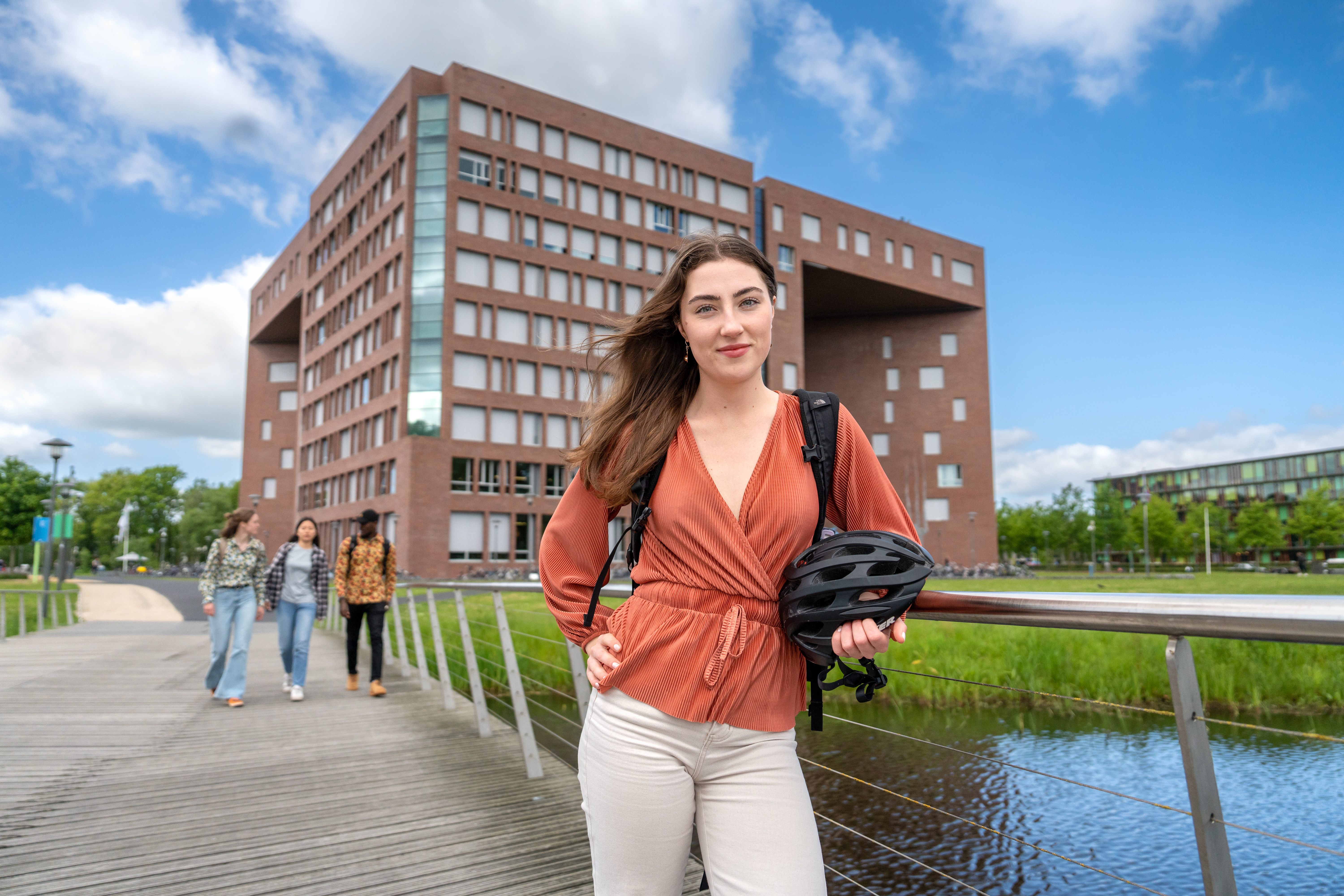 Anna, student Bachelor Voeding en Gezondheid posing in front of the bridge of Forum building