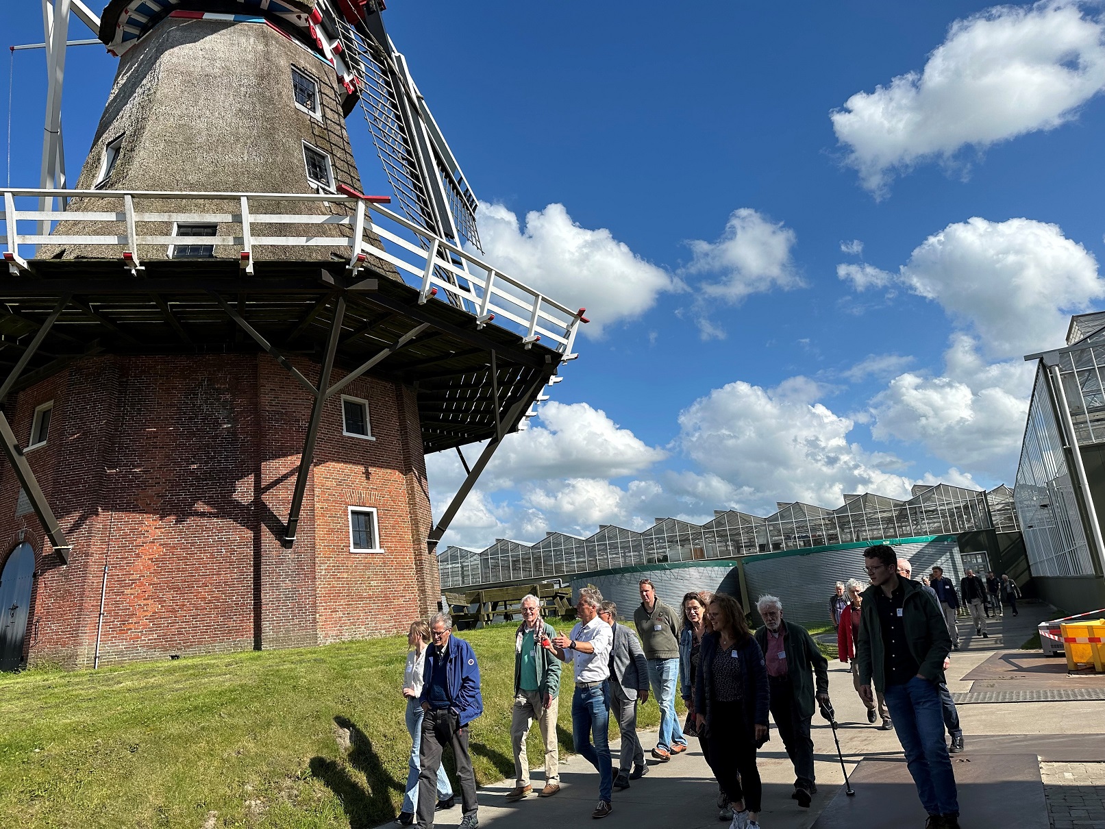 Alumni bezoeken de molen De Ropta in Metselawier tijdens de alumnibijeenkomst op 5 juni 2024