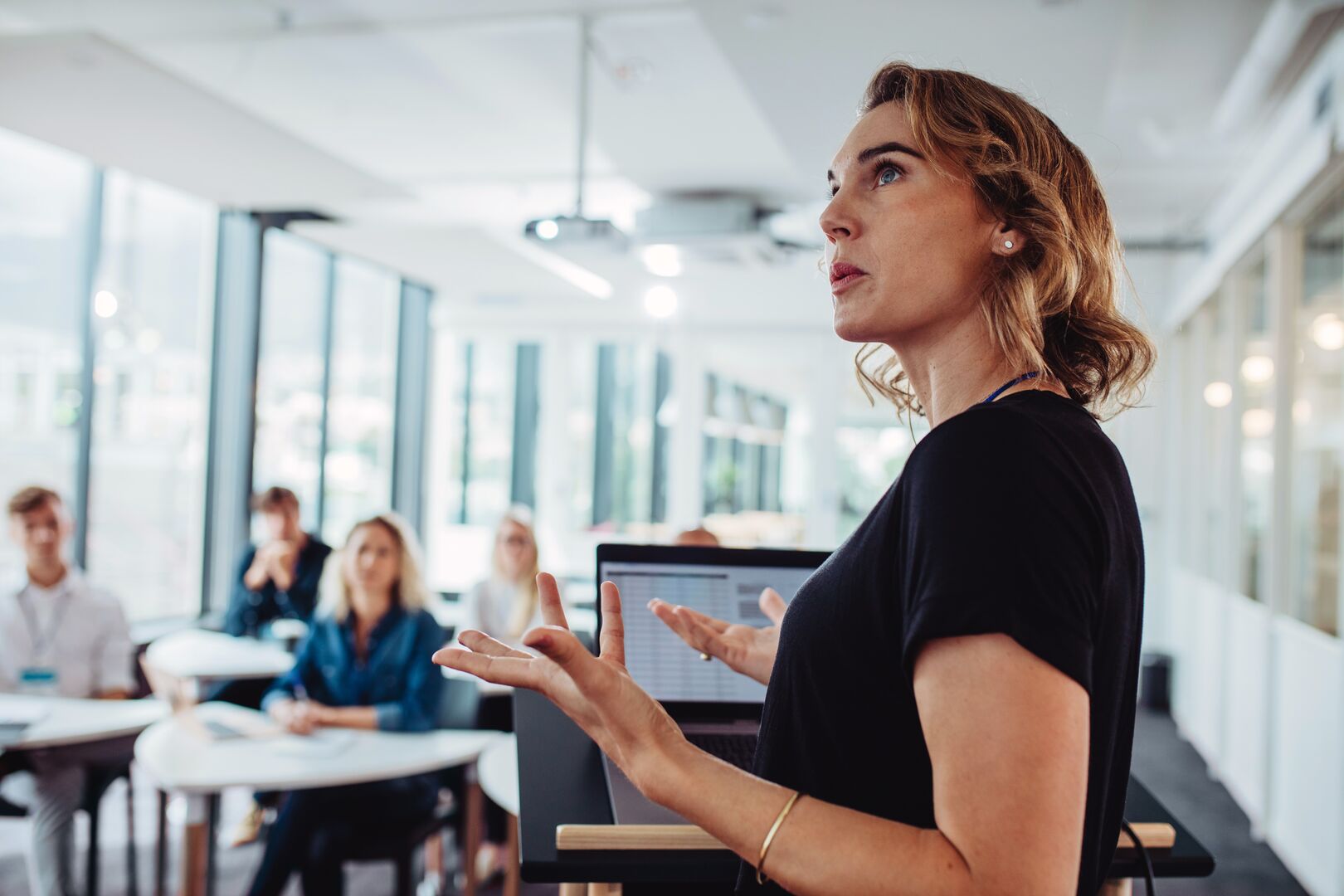 Een vrouwelijke onderzoeker geeft een presentatie voor een klas