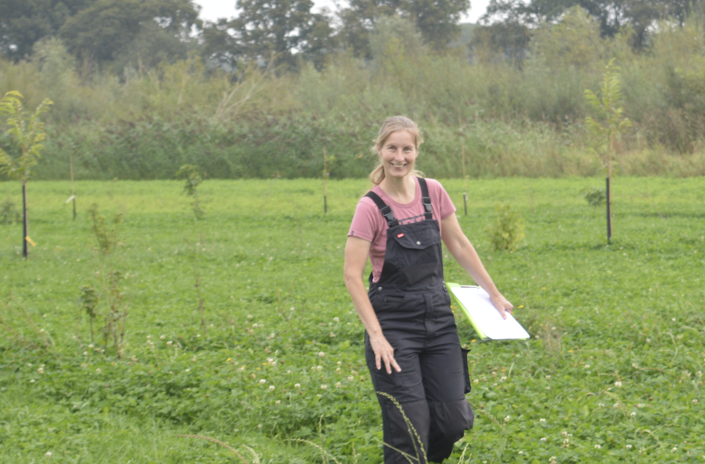Een foto van Ellen Geerlings in een weiland