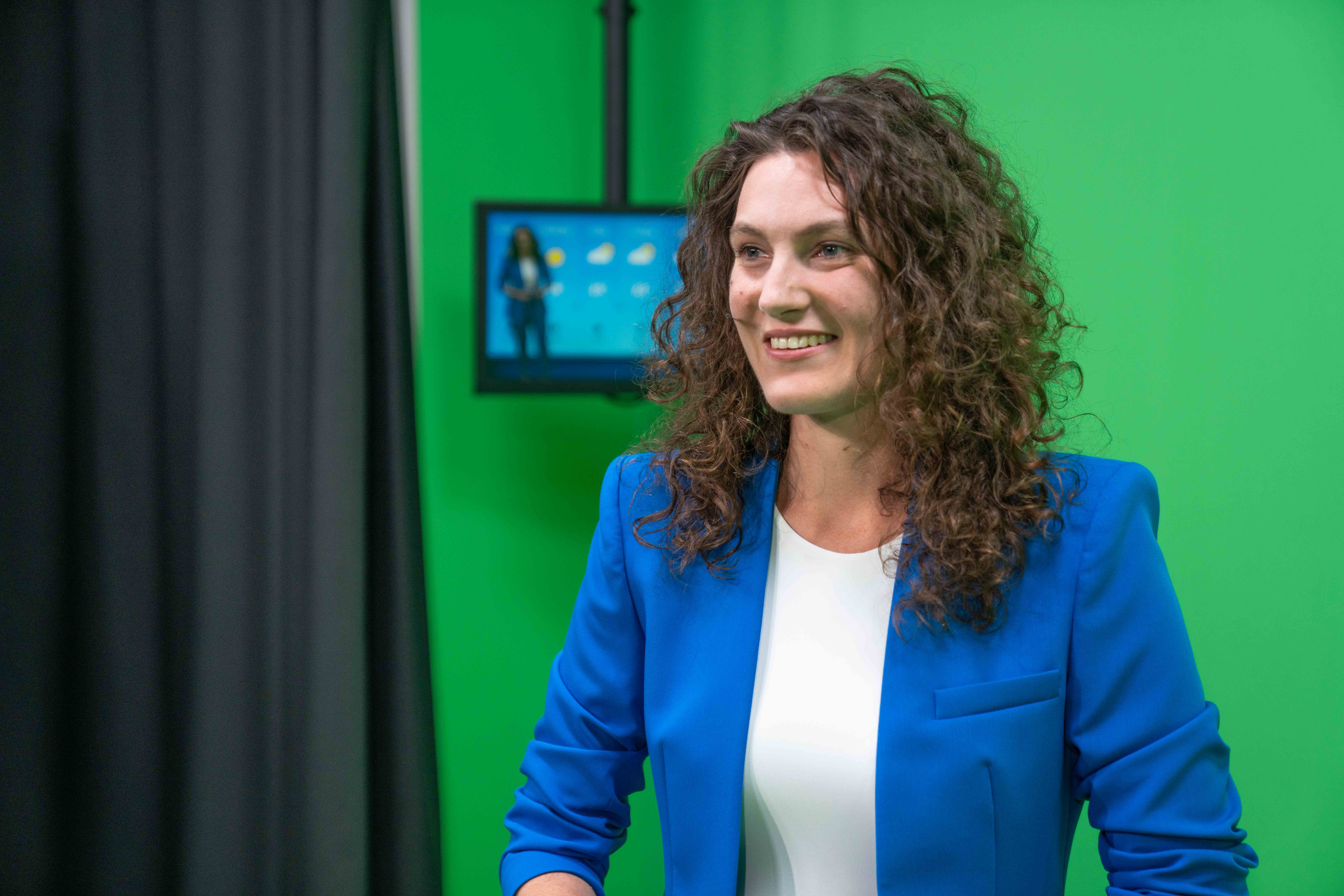 Roosmarijn Knol presents the NOS news in front of a green screen