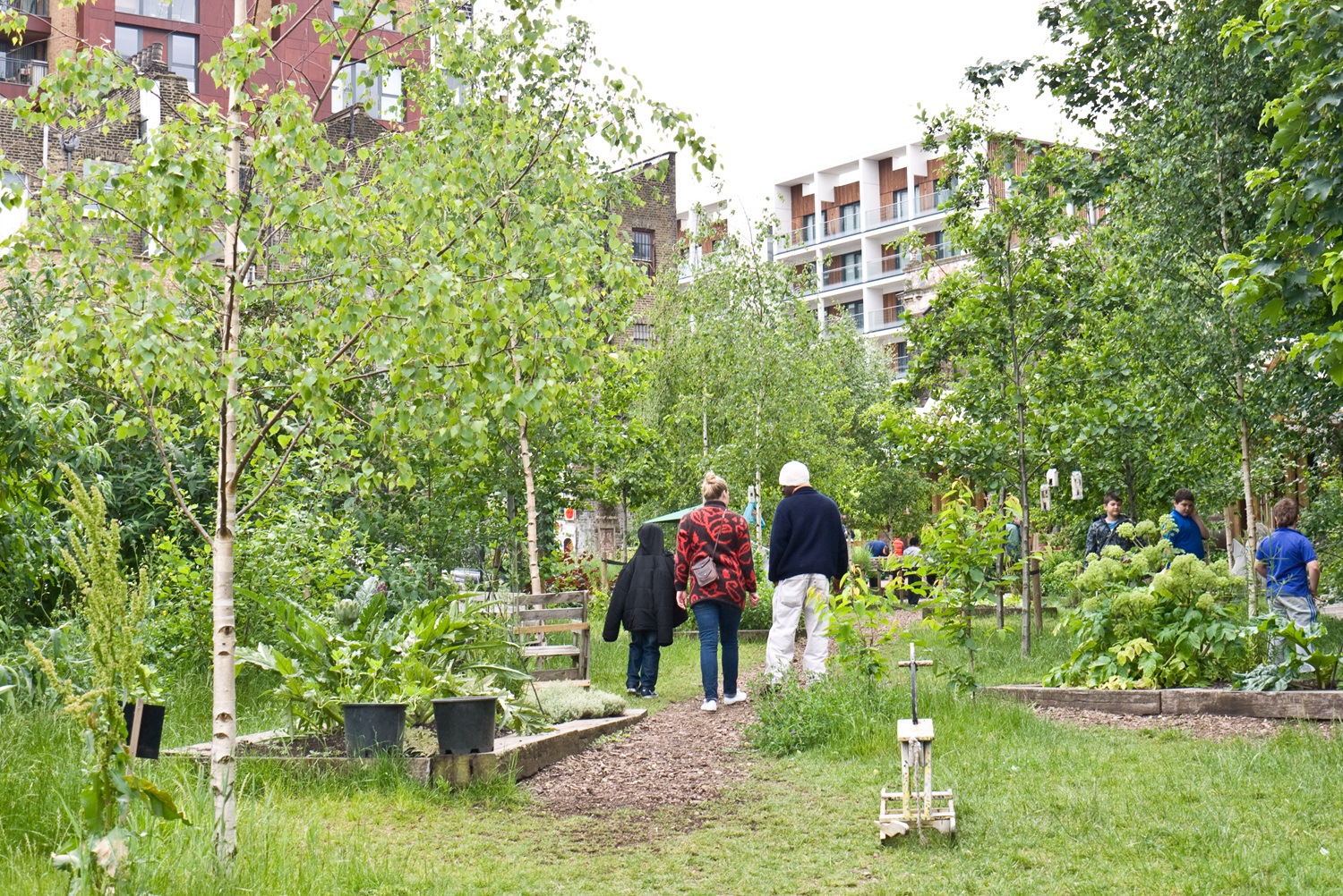 Mensen lopen in een tuin