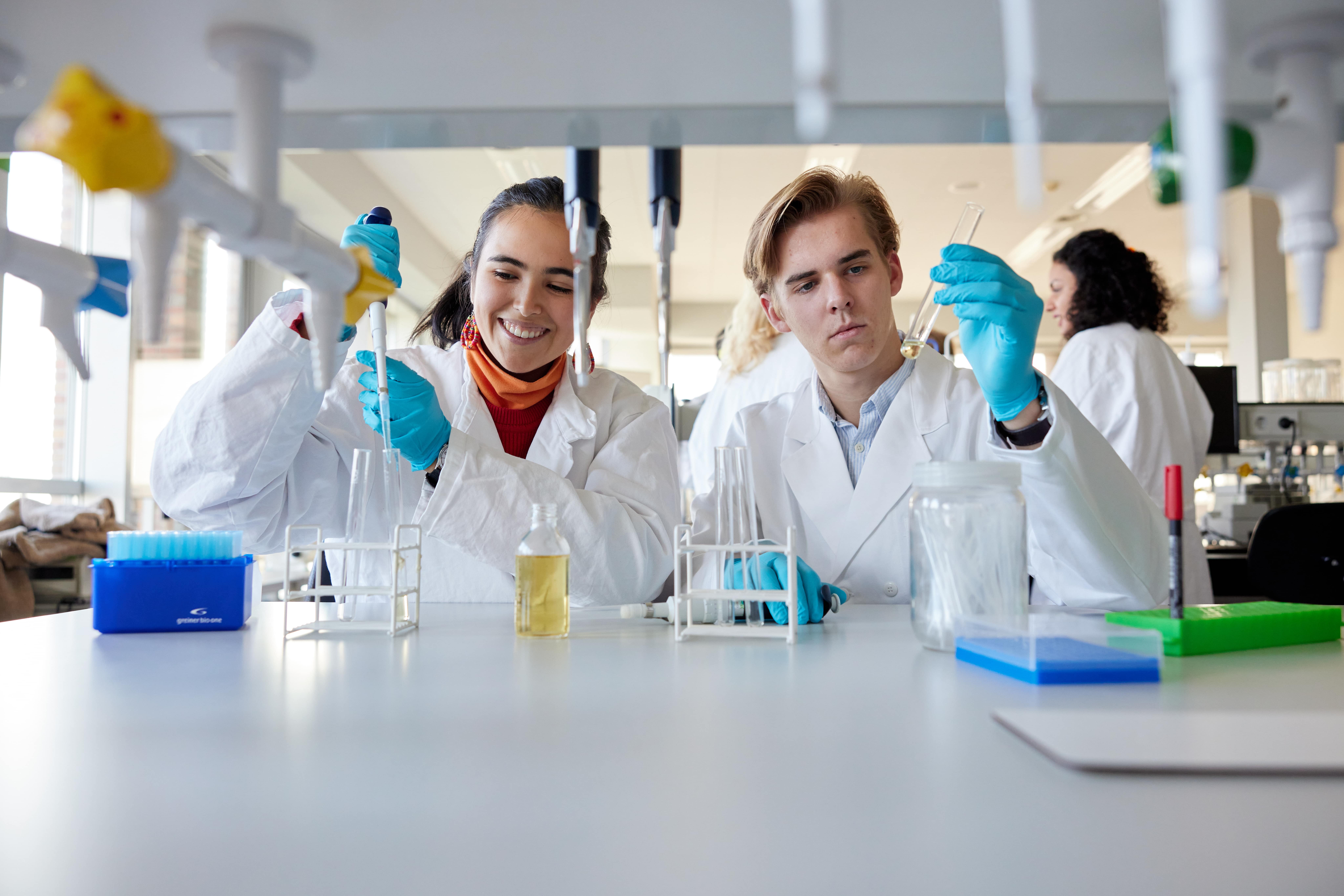 Twee mensen pipiteren in een lab
