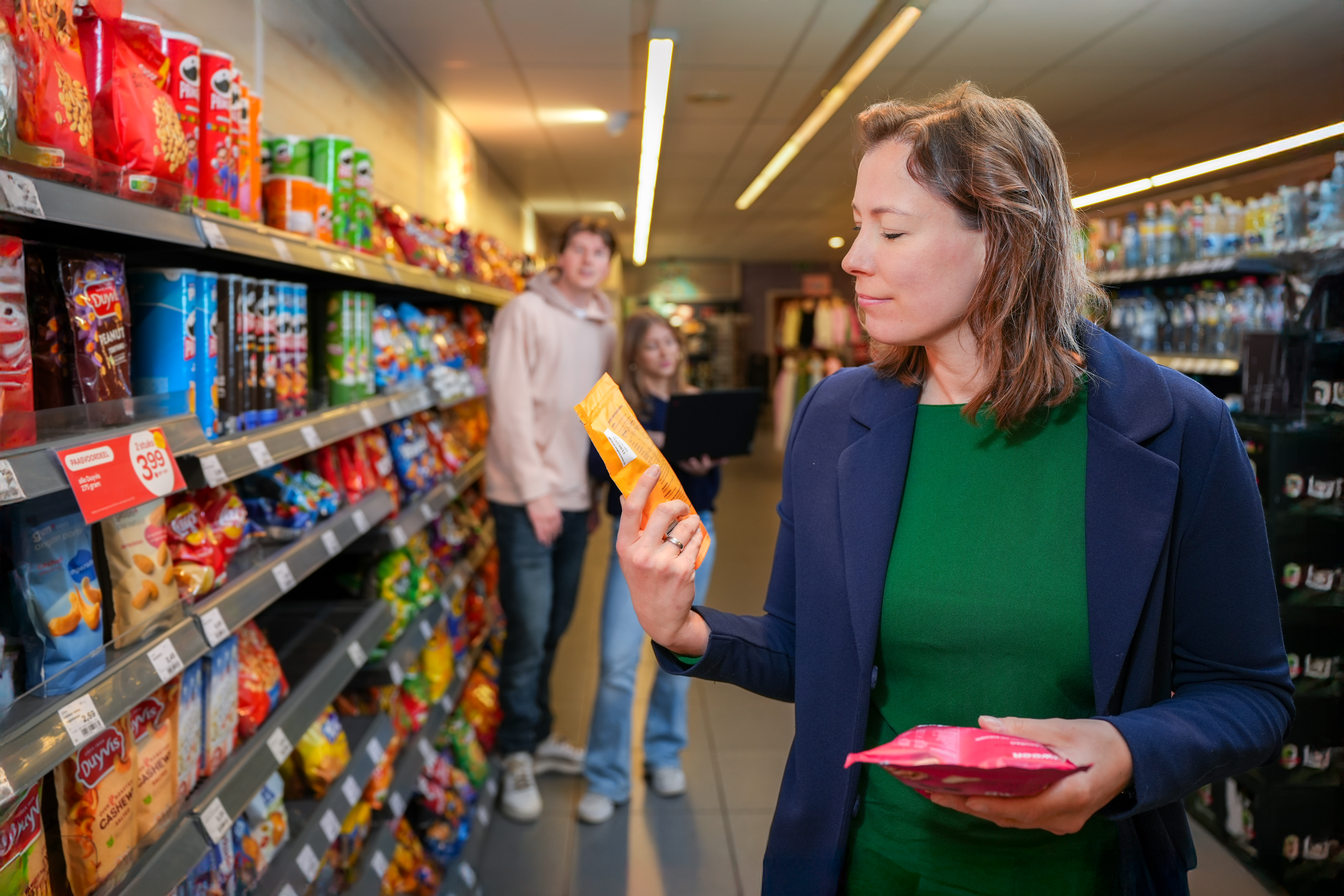Vrouw twijfelt in de supermarkt