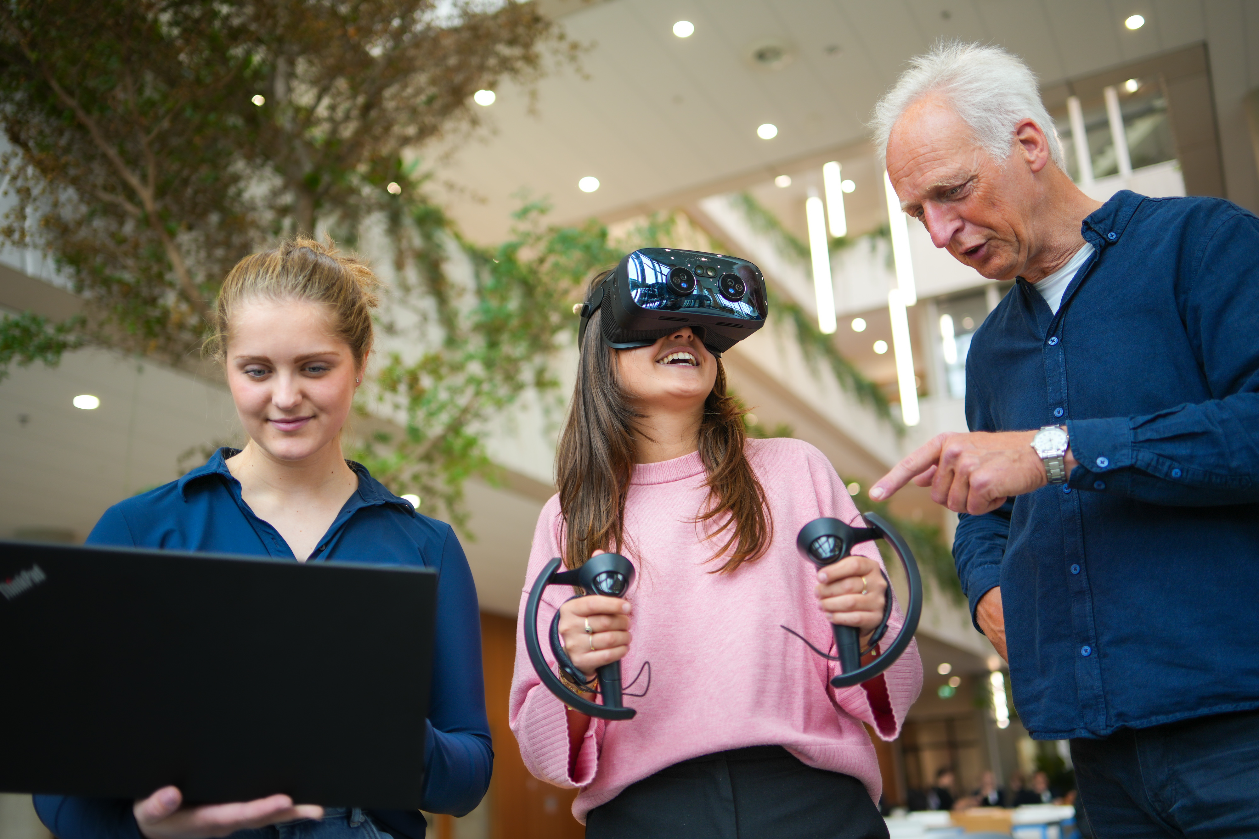 Vrouw krijgt uitleg over VR-bril