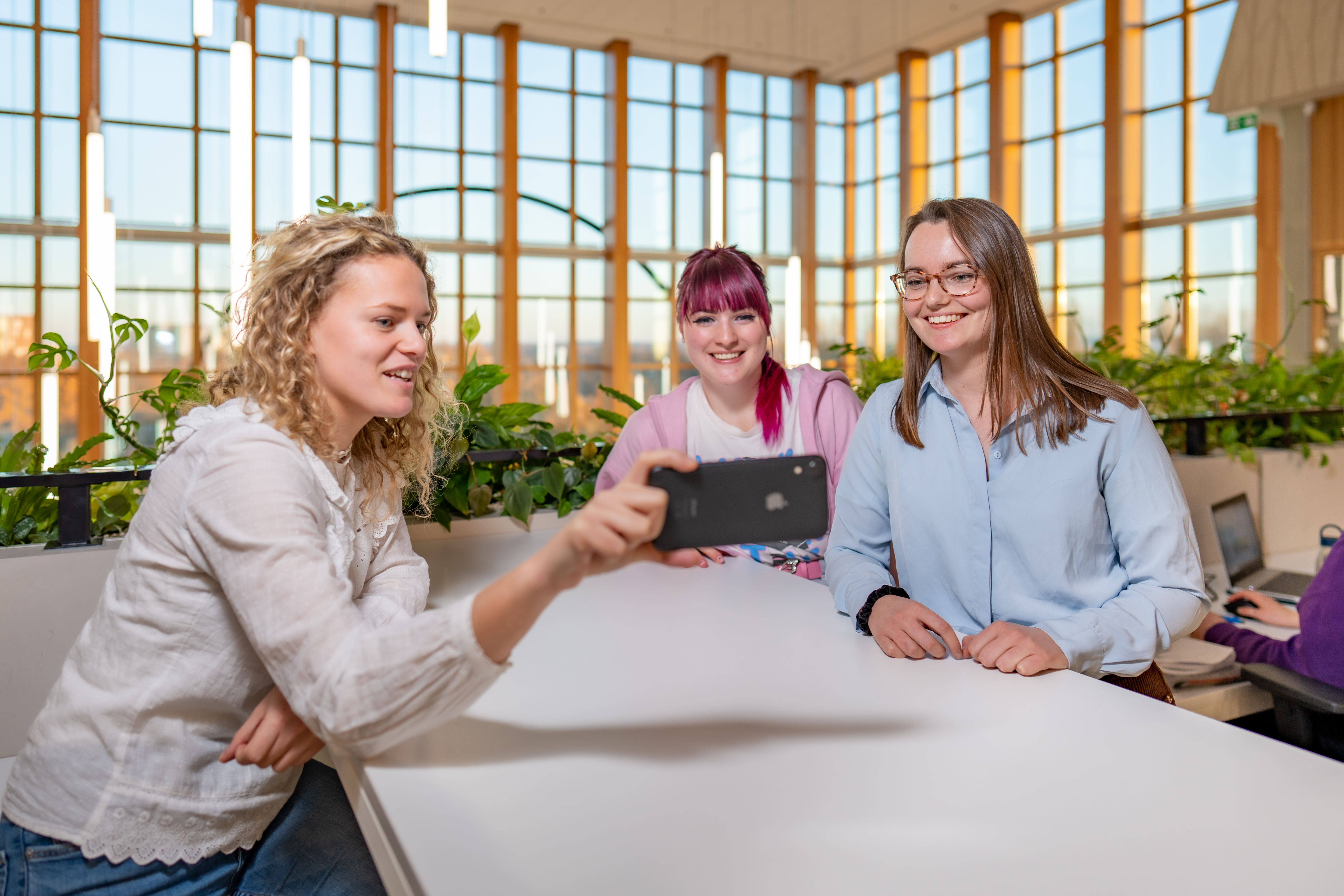iemand laat iets op haar telefoon zien