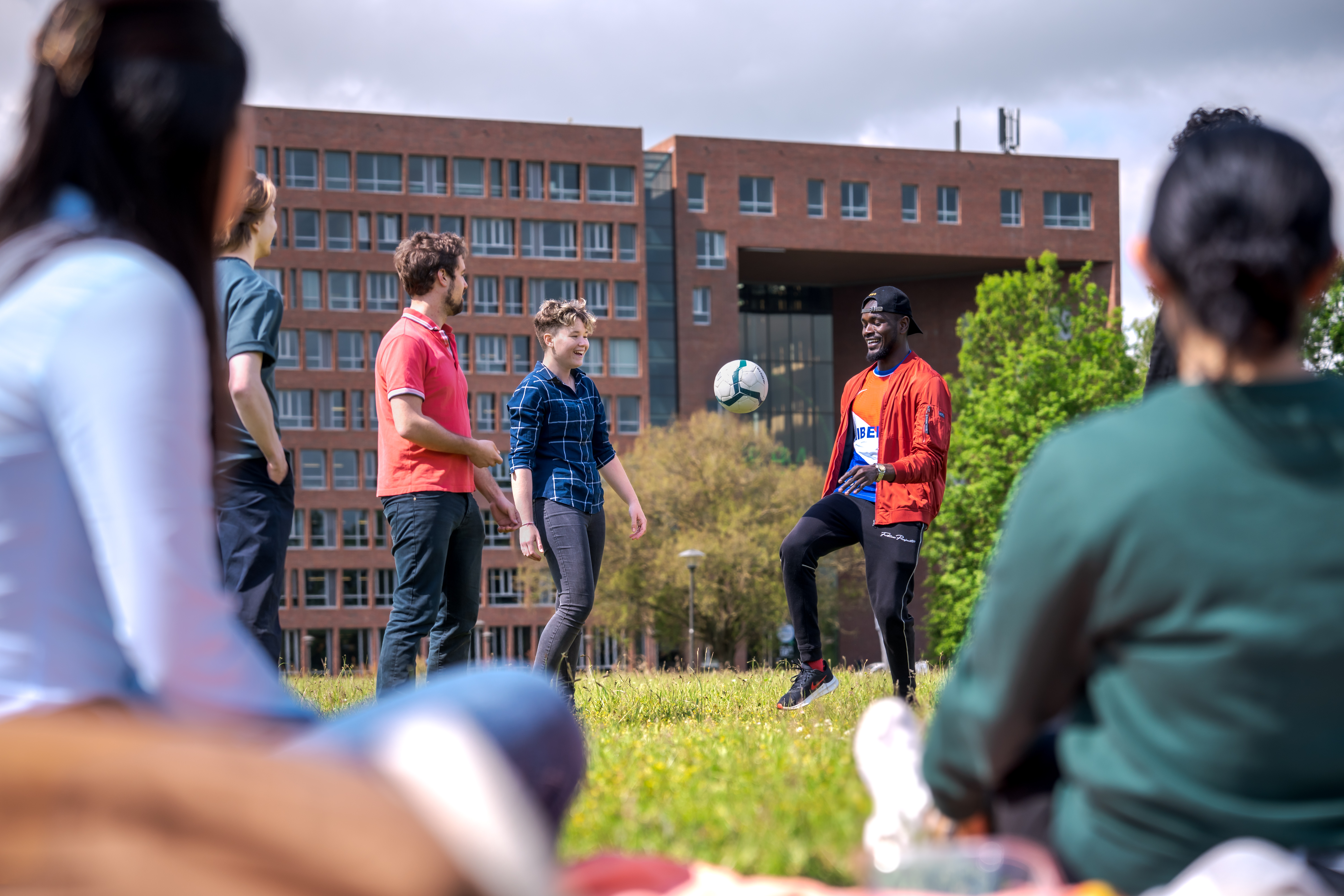 Voetballende mensen op WUR campus