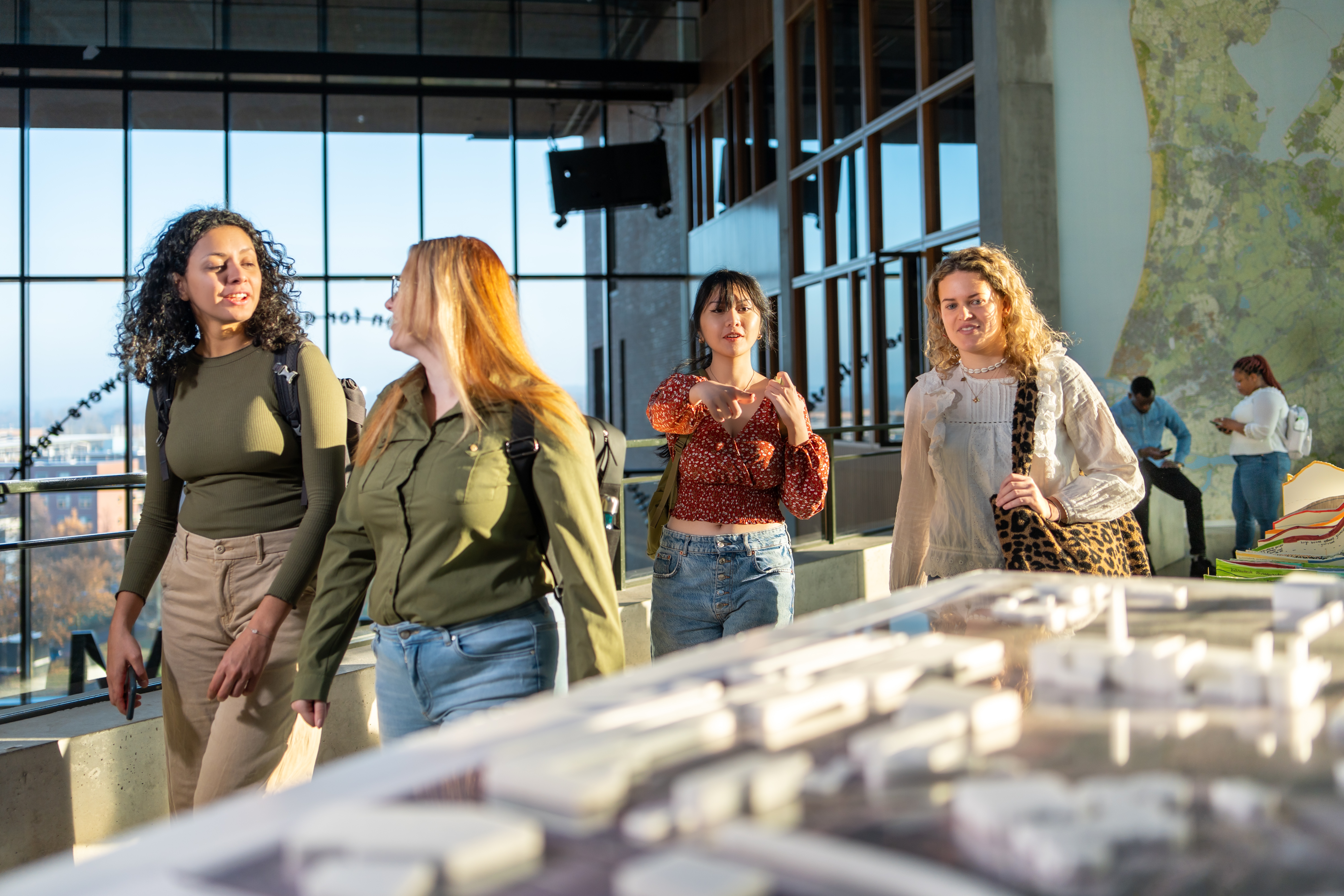 Mensen lopen in het Forum gebouw