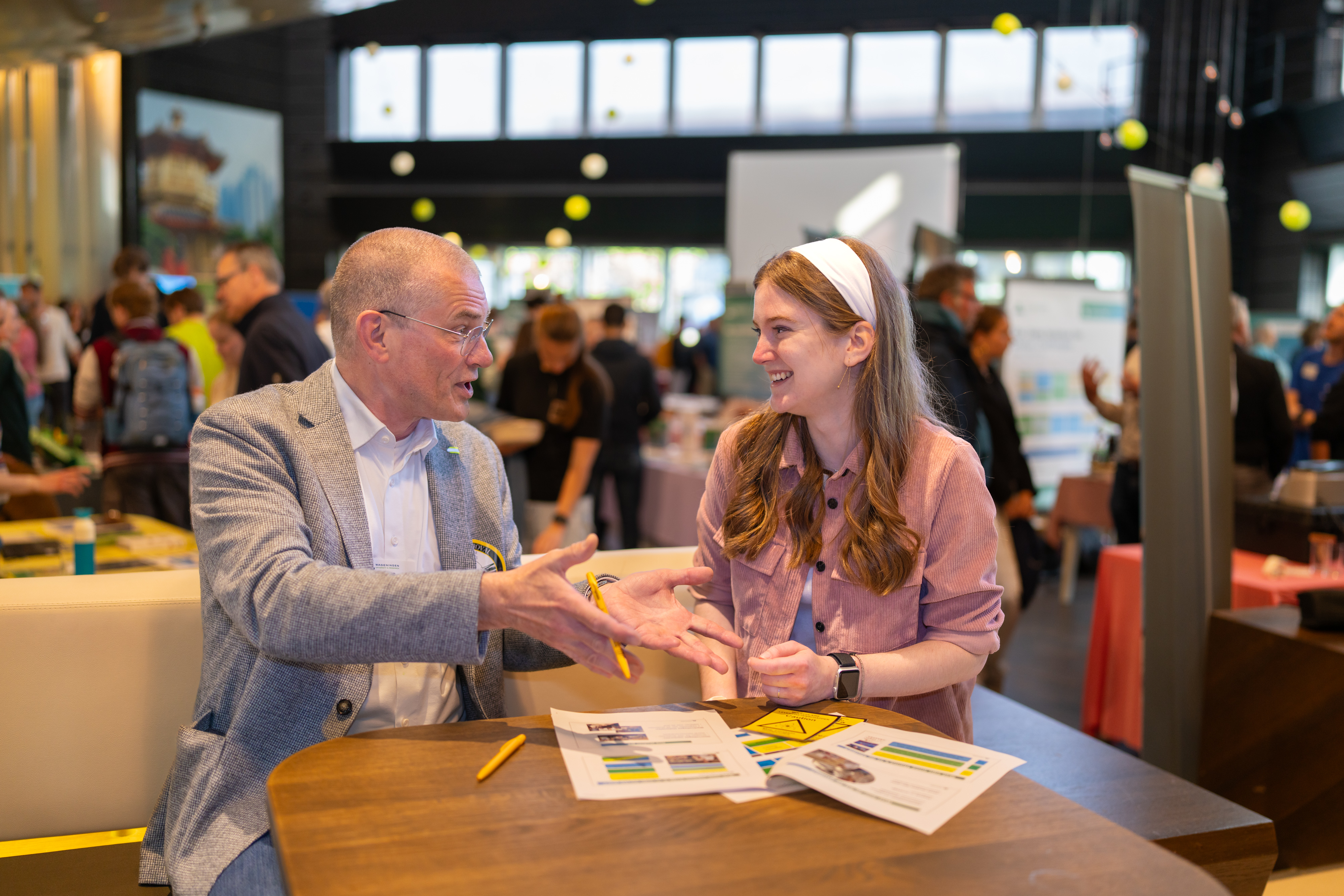 Man geeft uitleg bij een studiemarkt