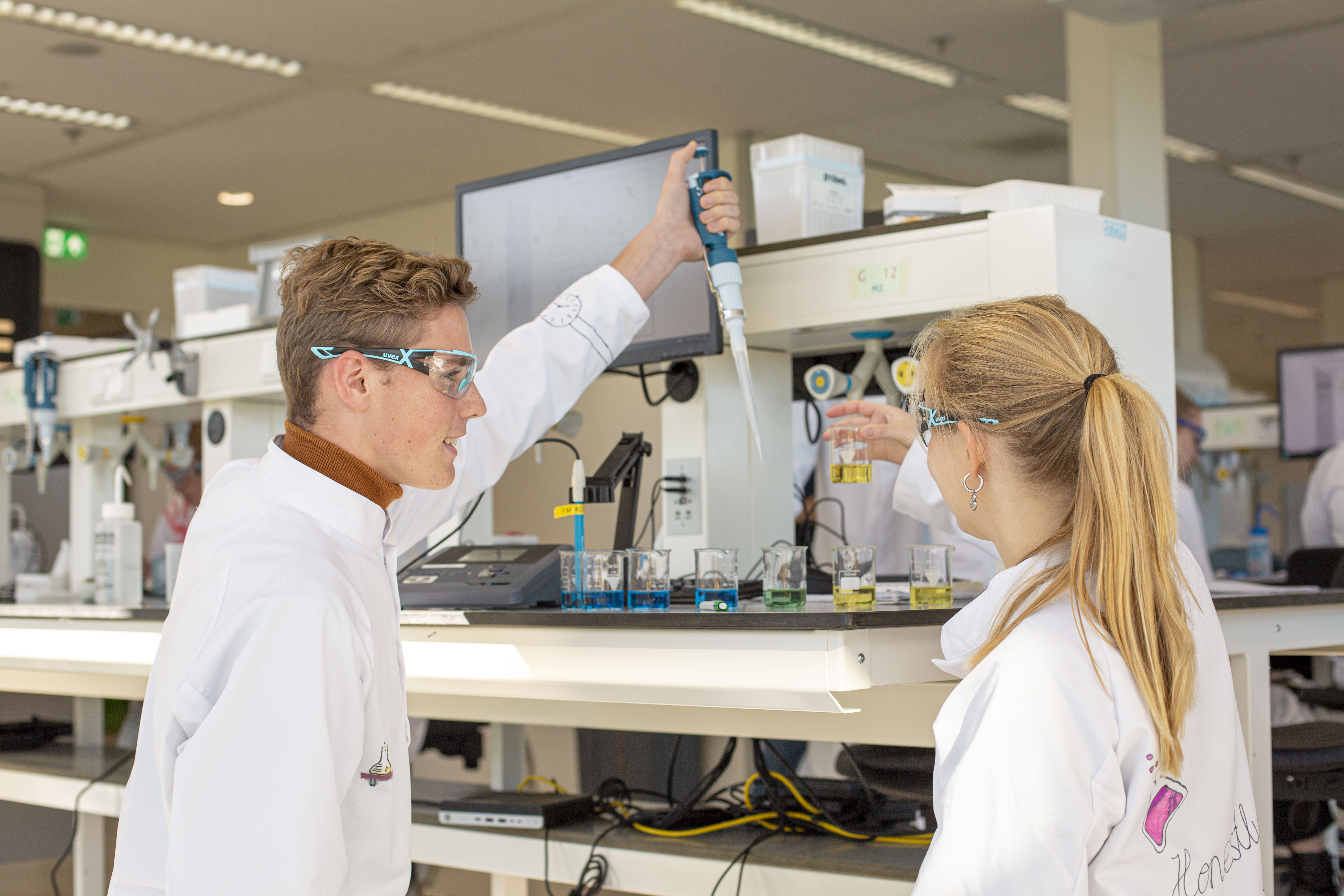 studenten pipiteren in een lab