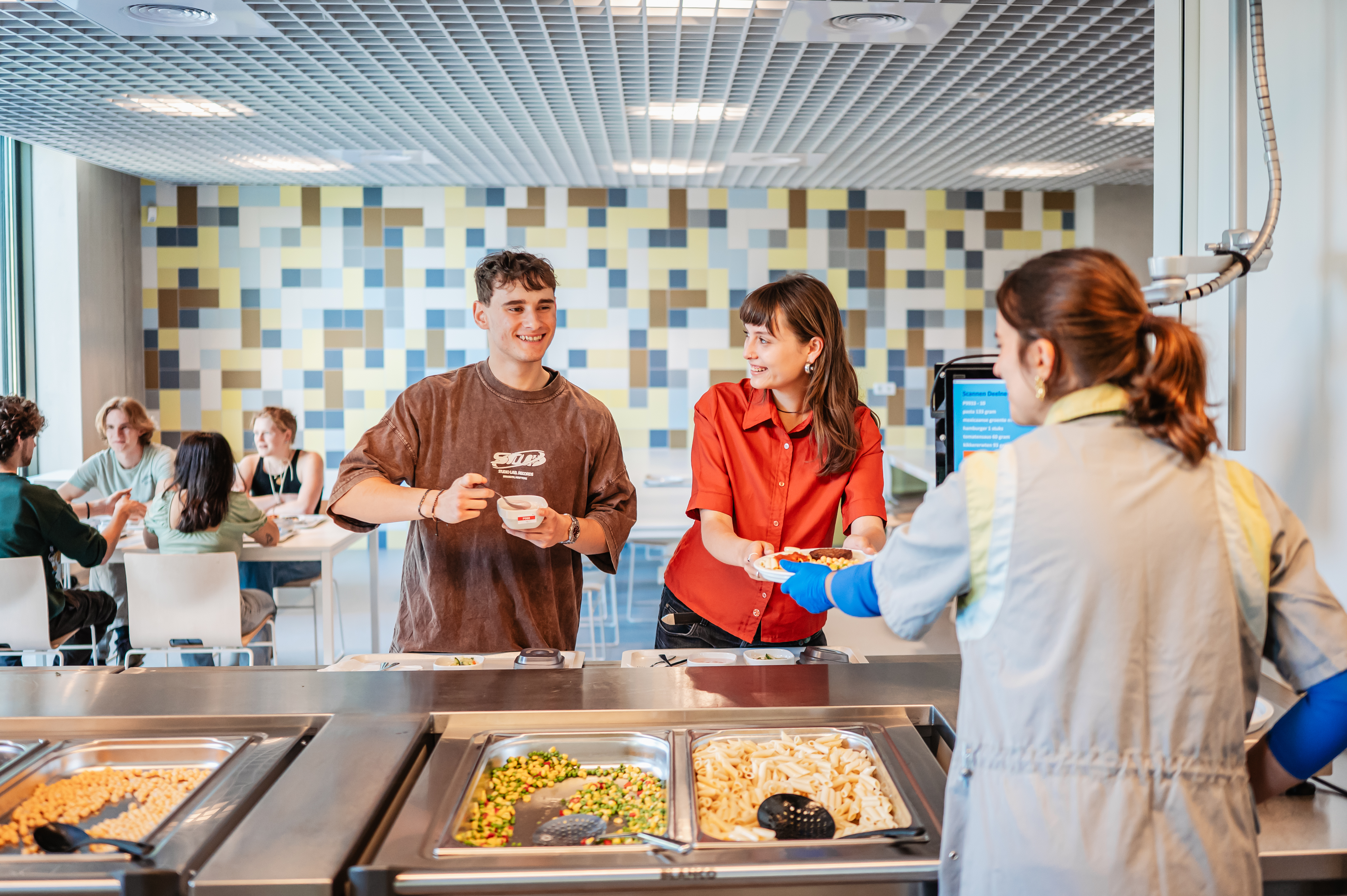 Mensen halen wat te eten bij een kantine