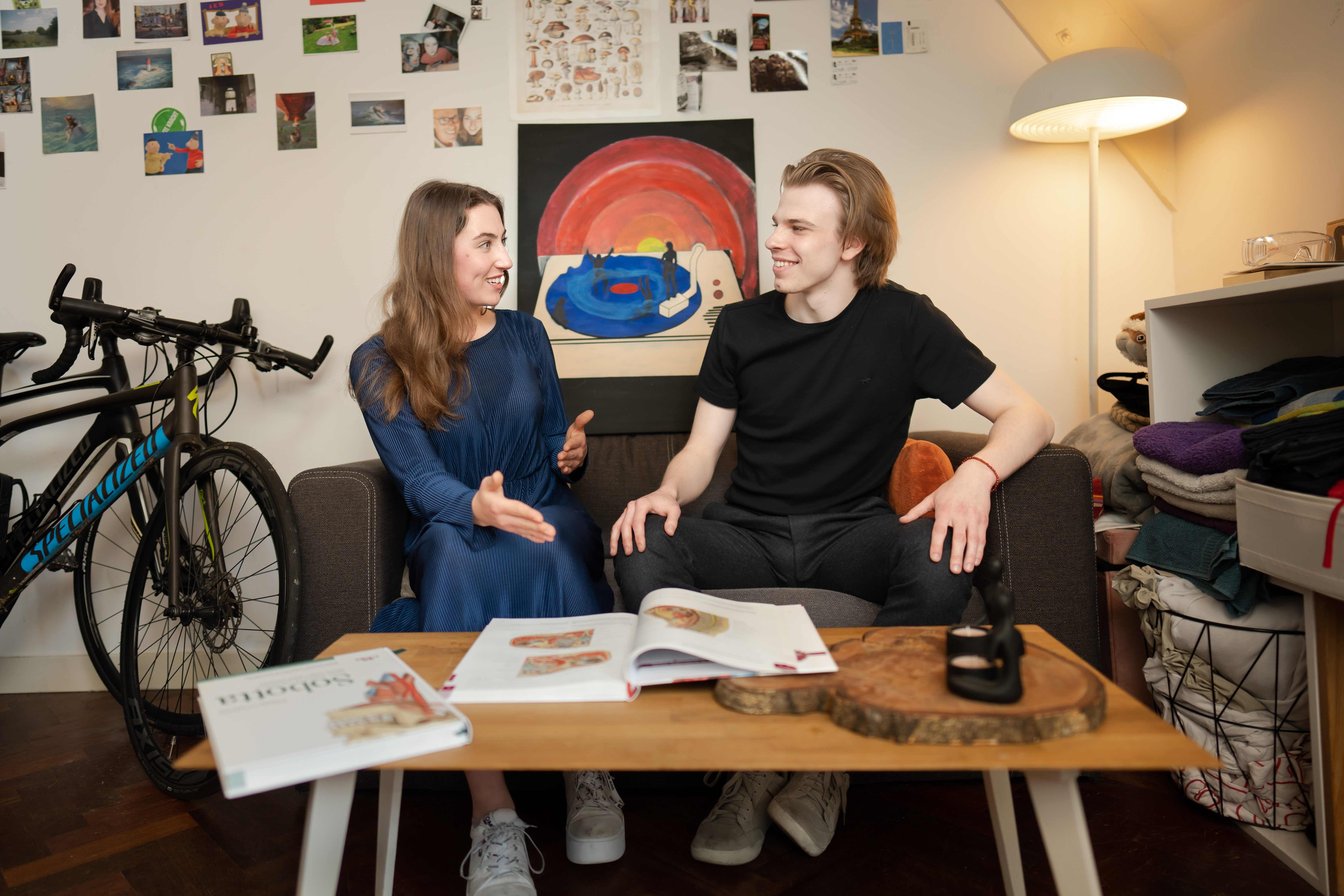 Mensen bespreken een boek in een kamer