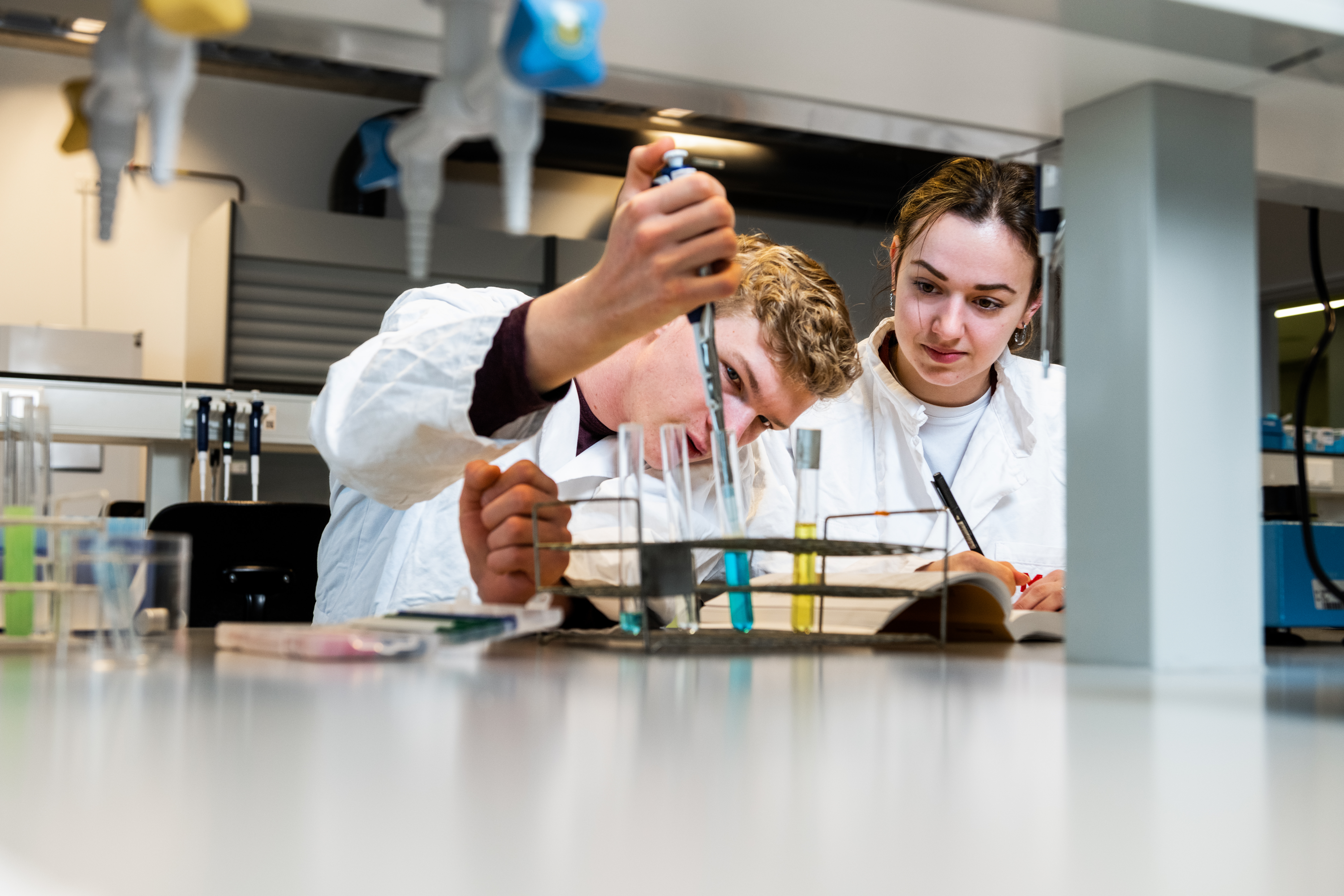 Pipiterende mensen in lab