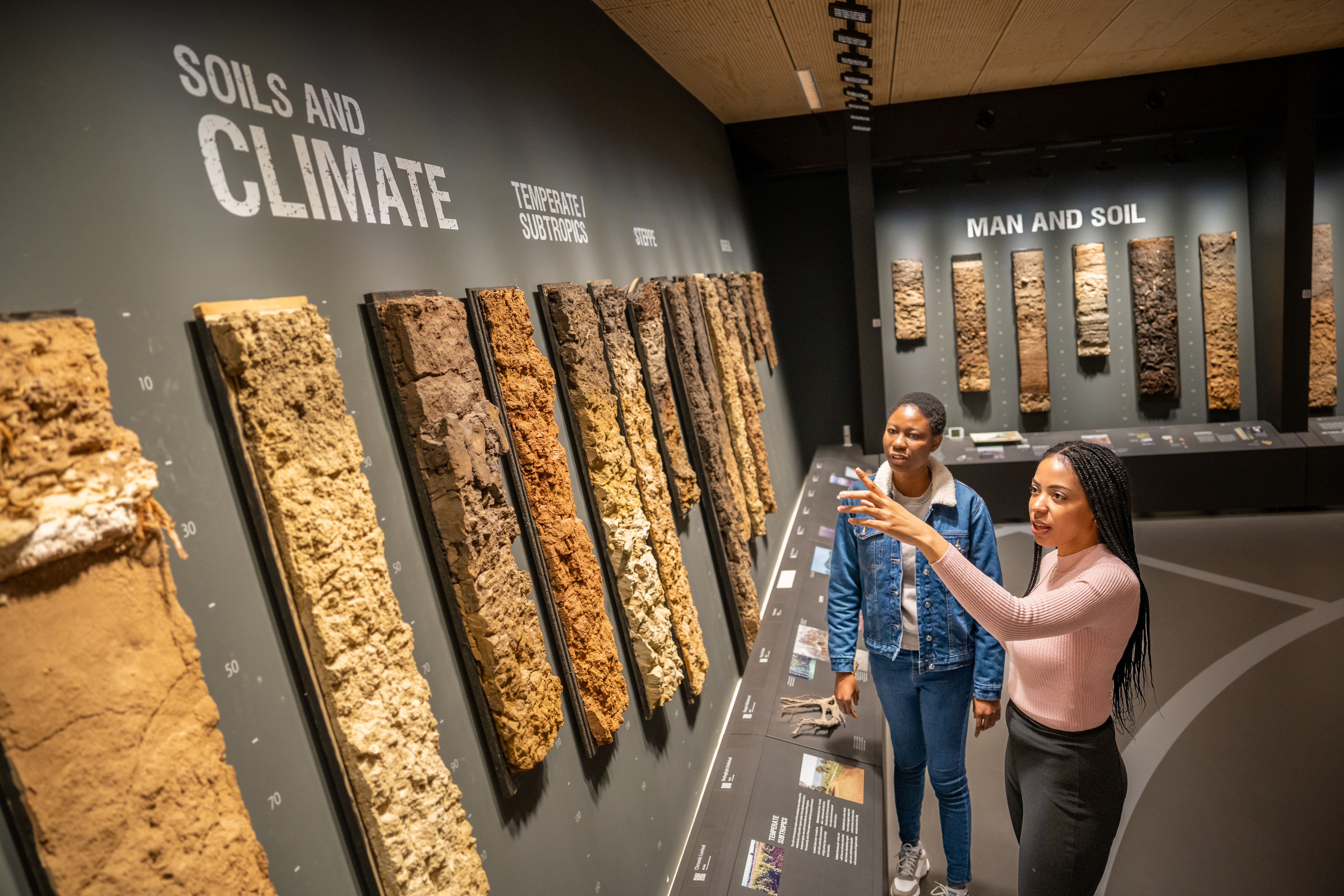 Mensen kijken naar aarde in een museum