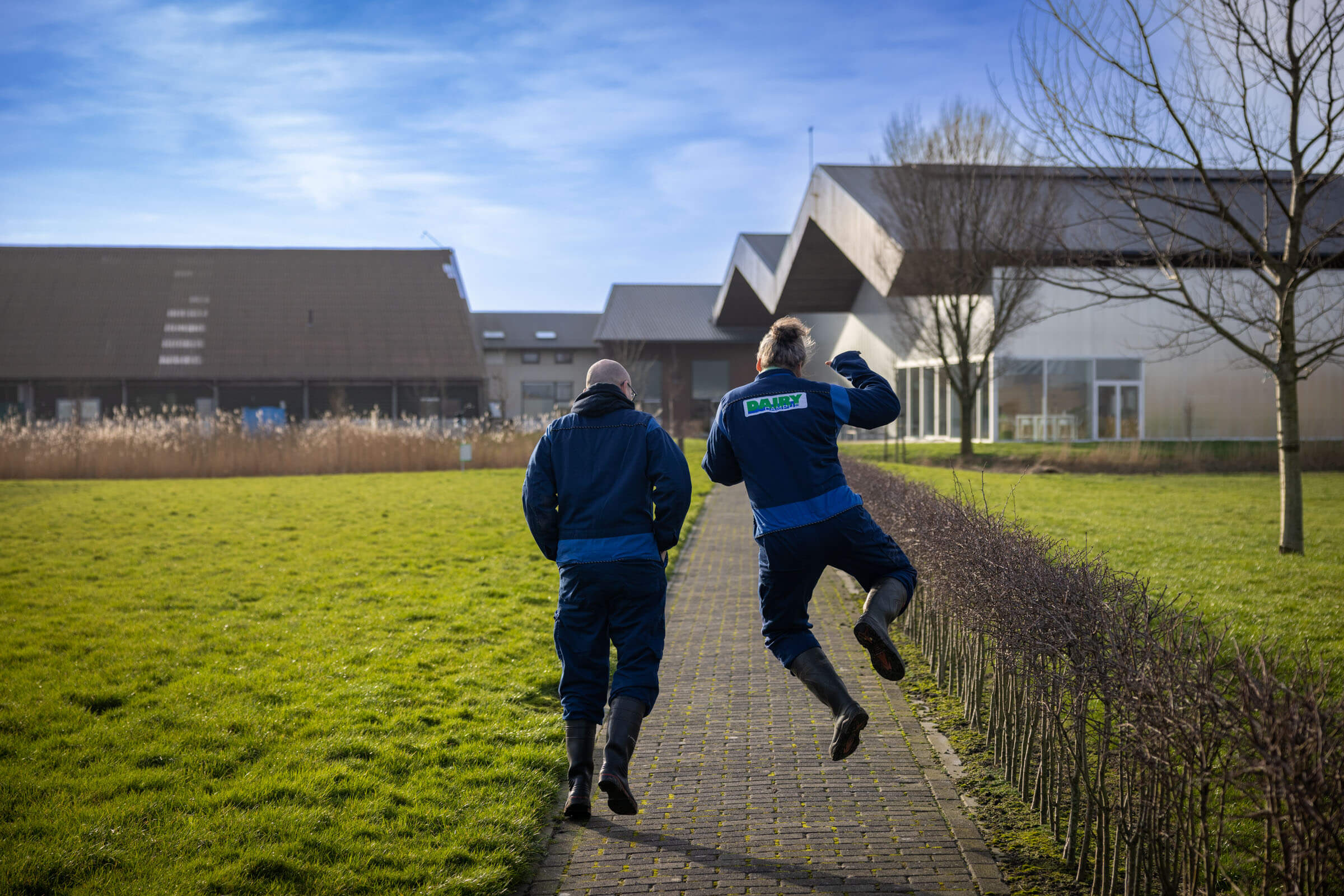 man maakt sprongetje van blijdschap