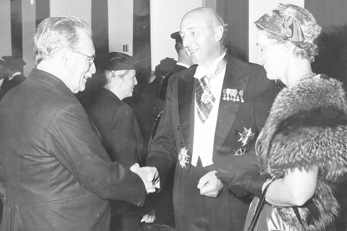 Premier Drees congratulates Sicco Mansholt 