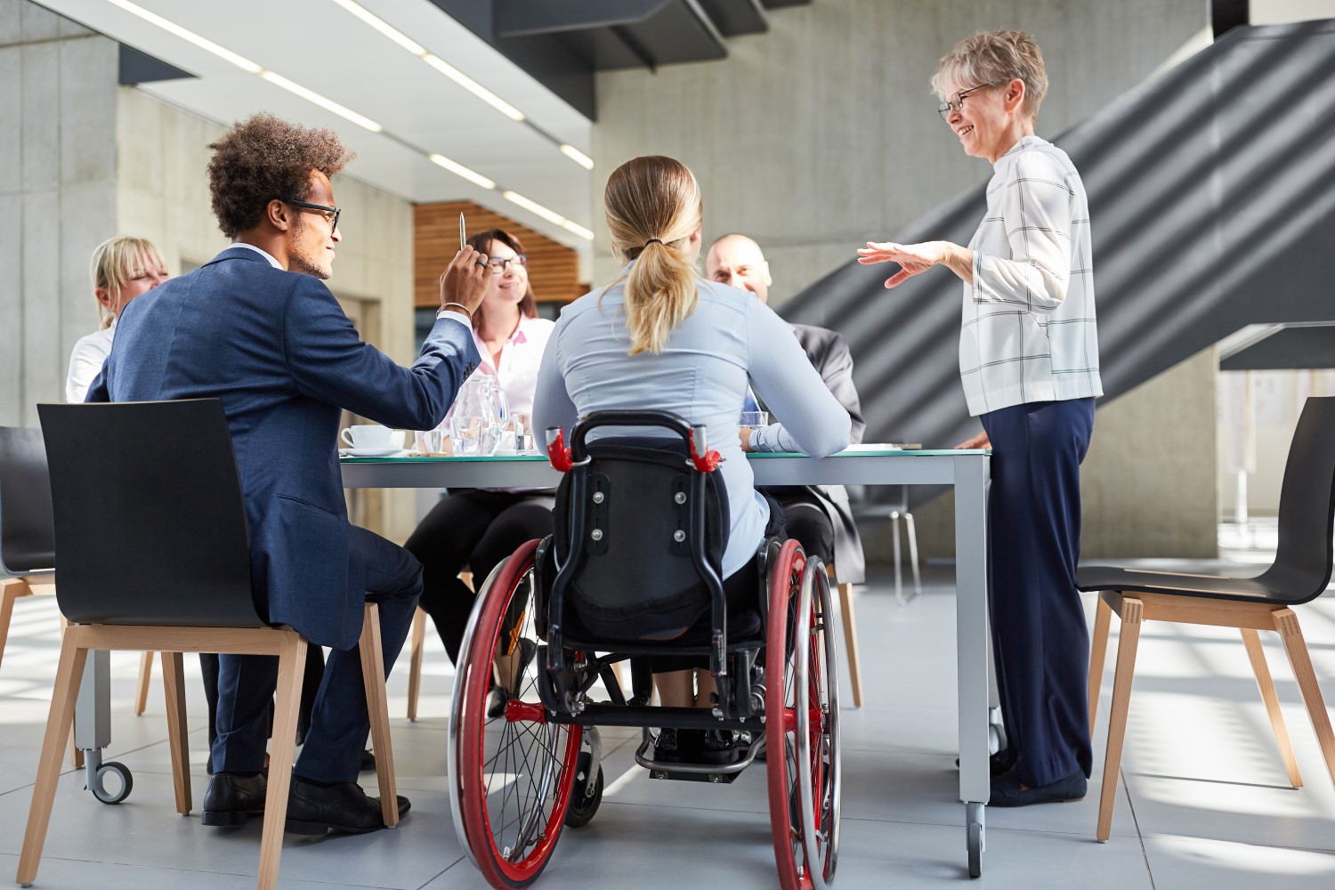 Mensen overleggen om een tafel
