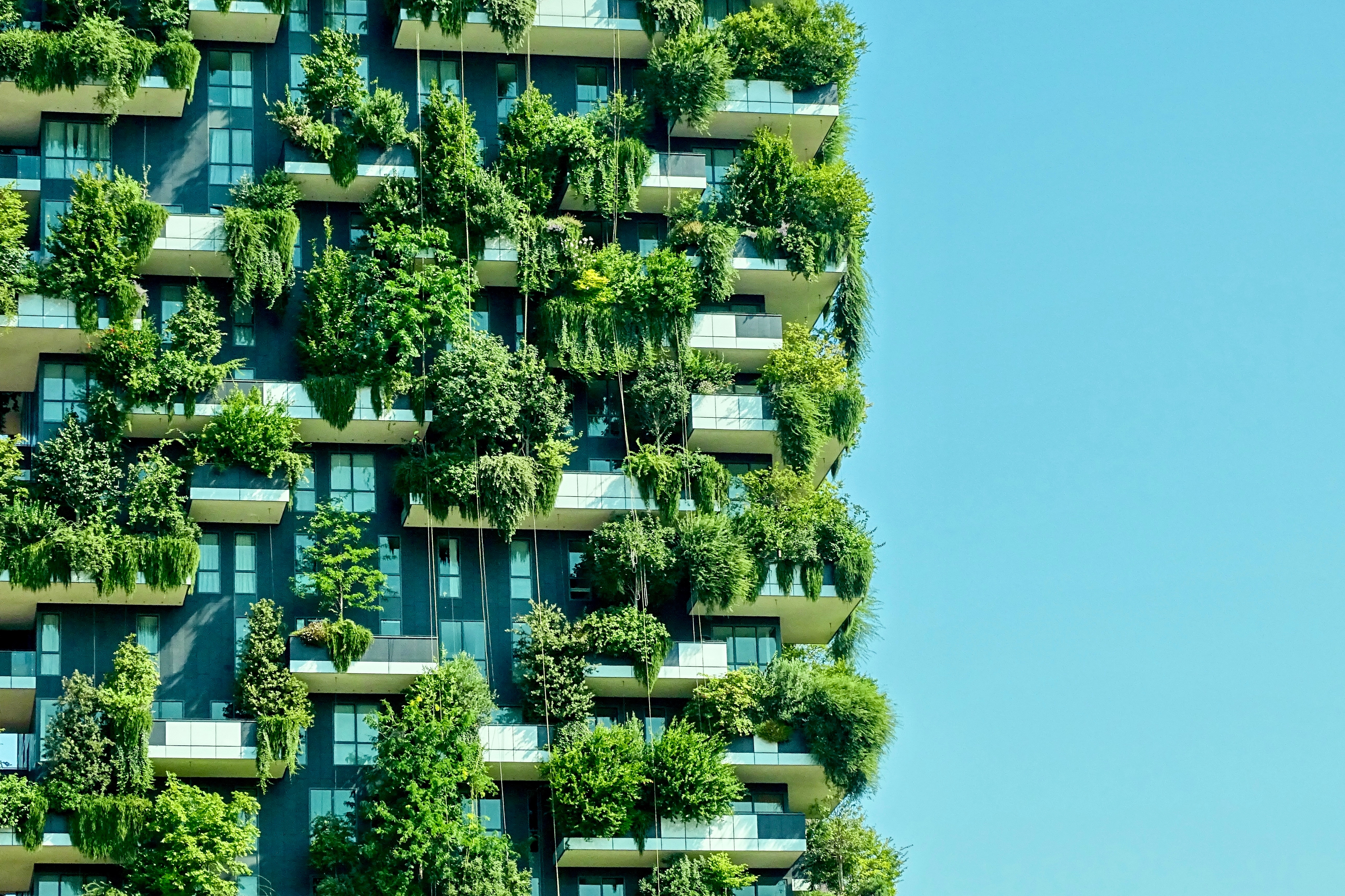 Flatgebouw met planten