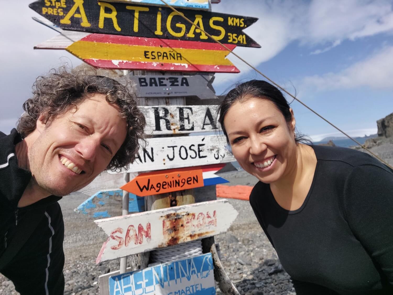 Selfie of Machiel Lamers and Daniela Cajiao with road signs