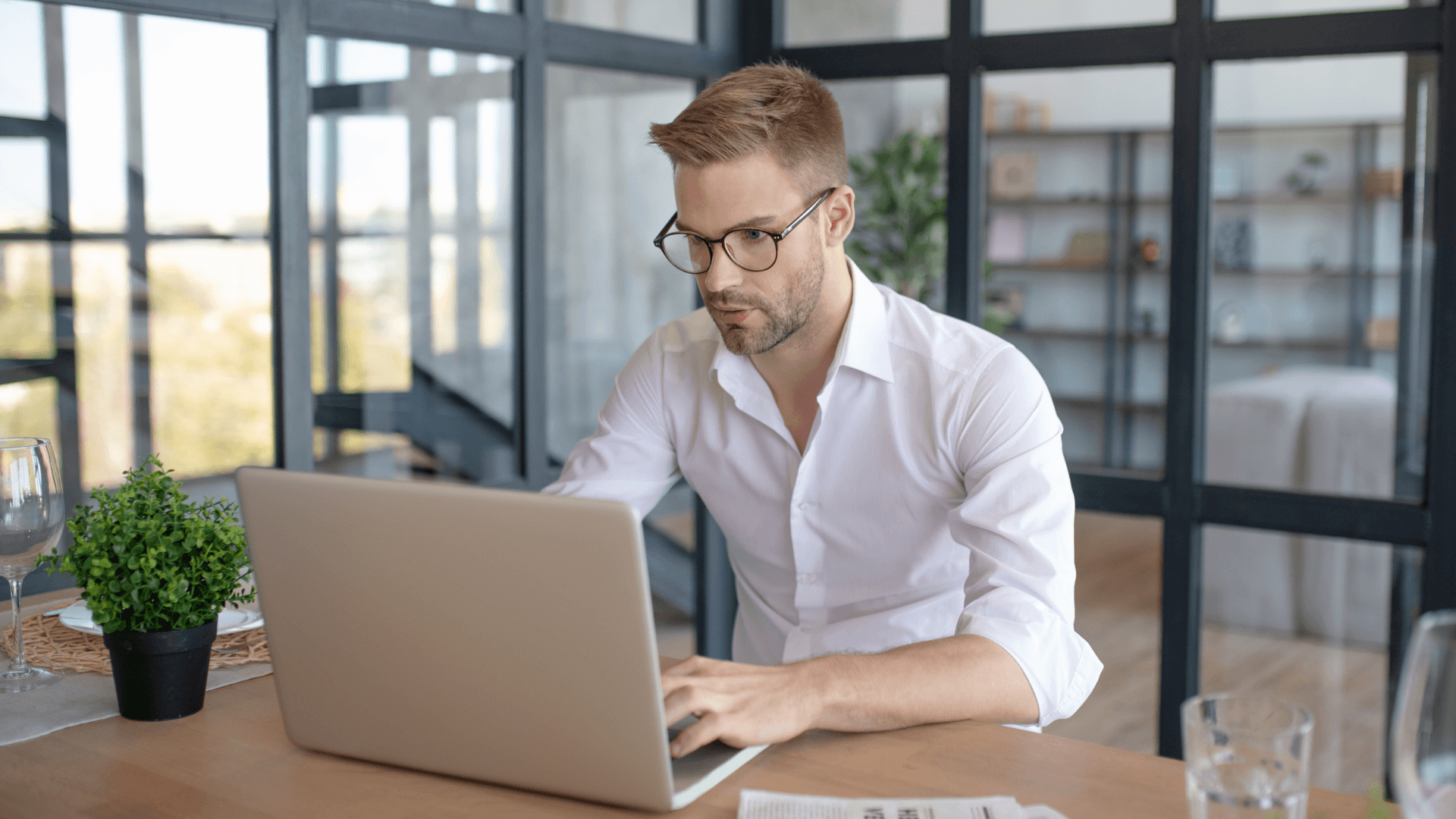 Man kijkt op laptopscherm