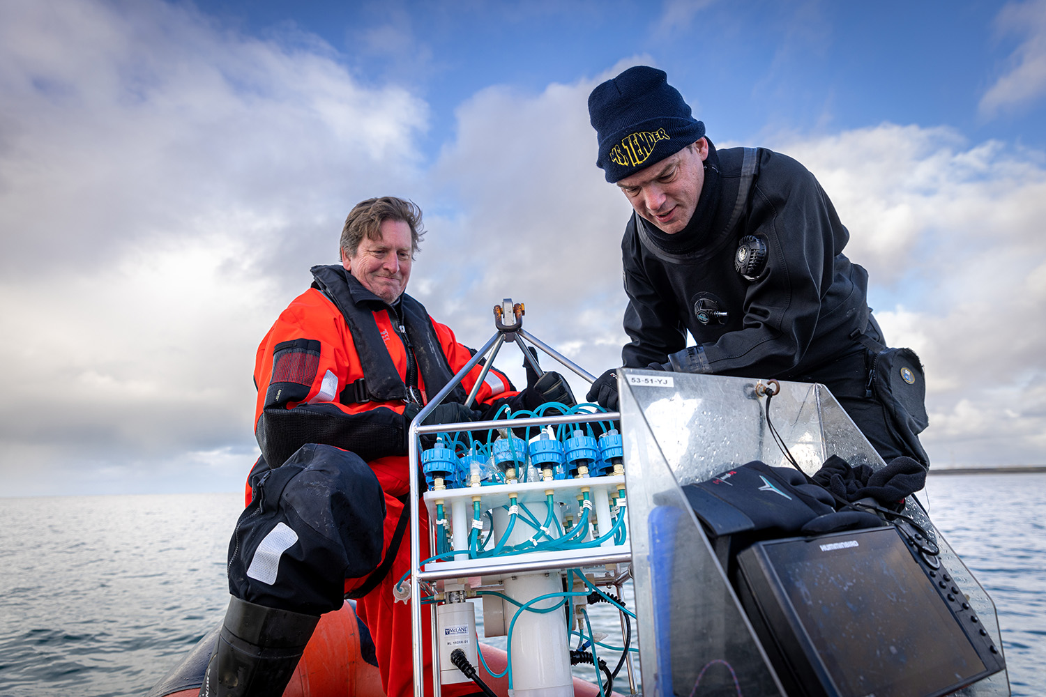 DNA onderzoekers op een boot