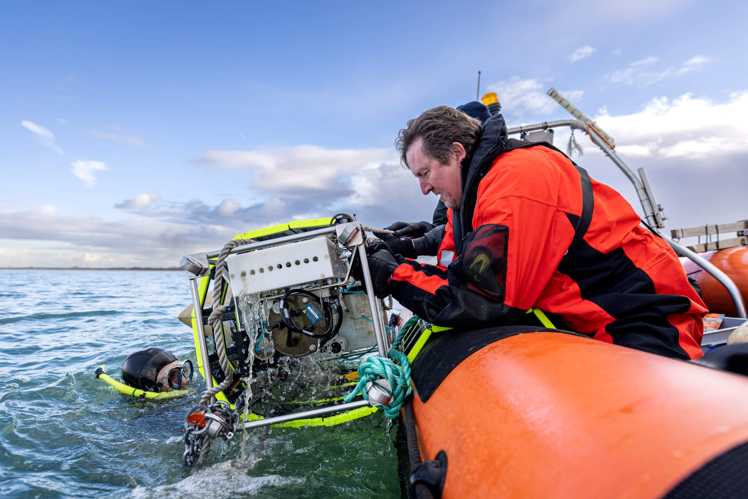 Onderzoekers in het water