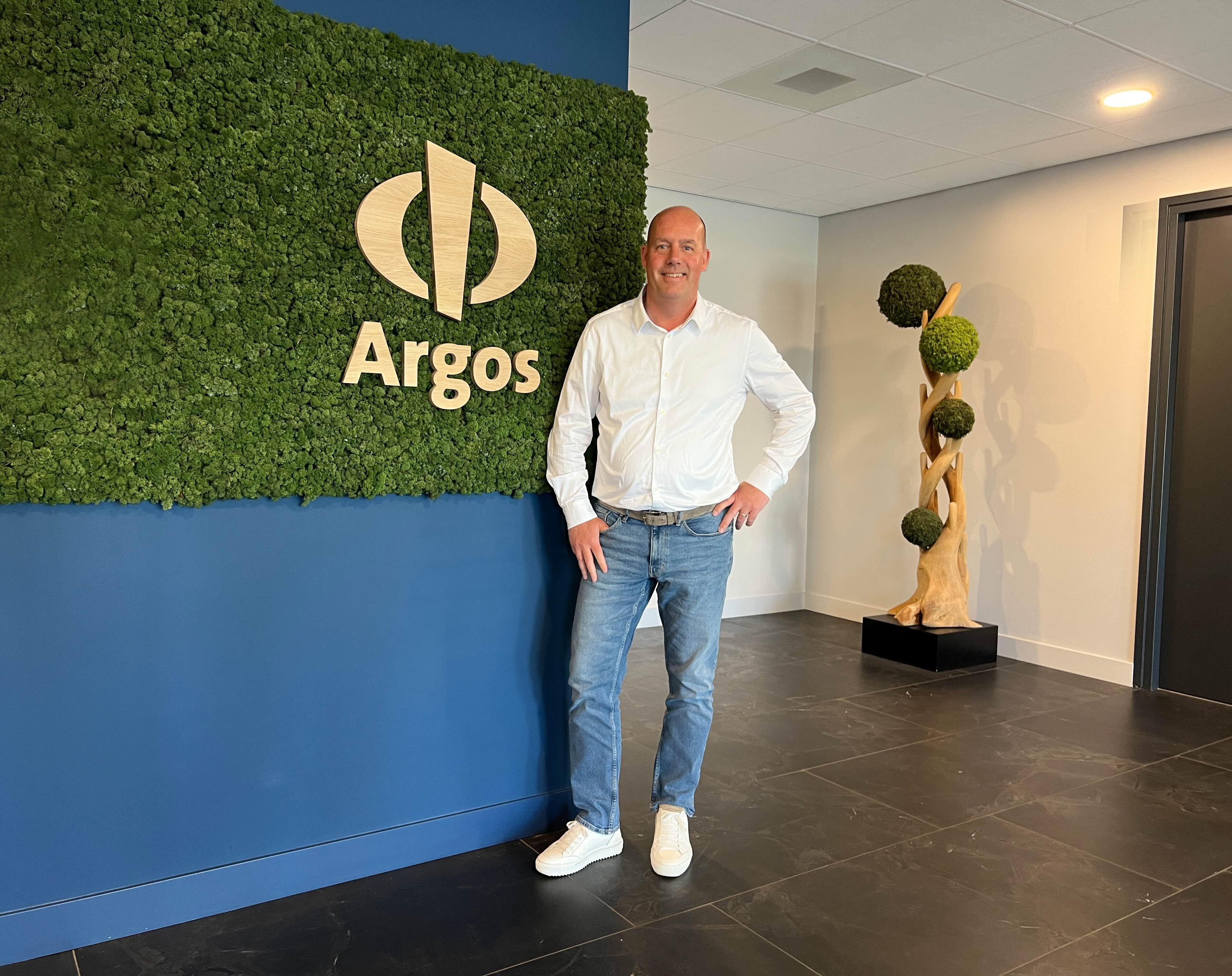 man in kantoor van Argos
