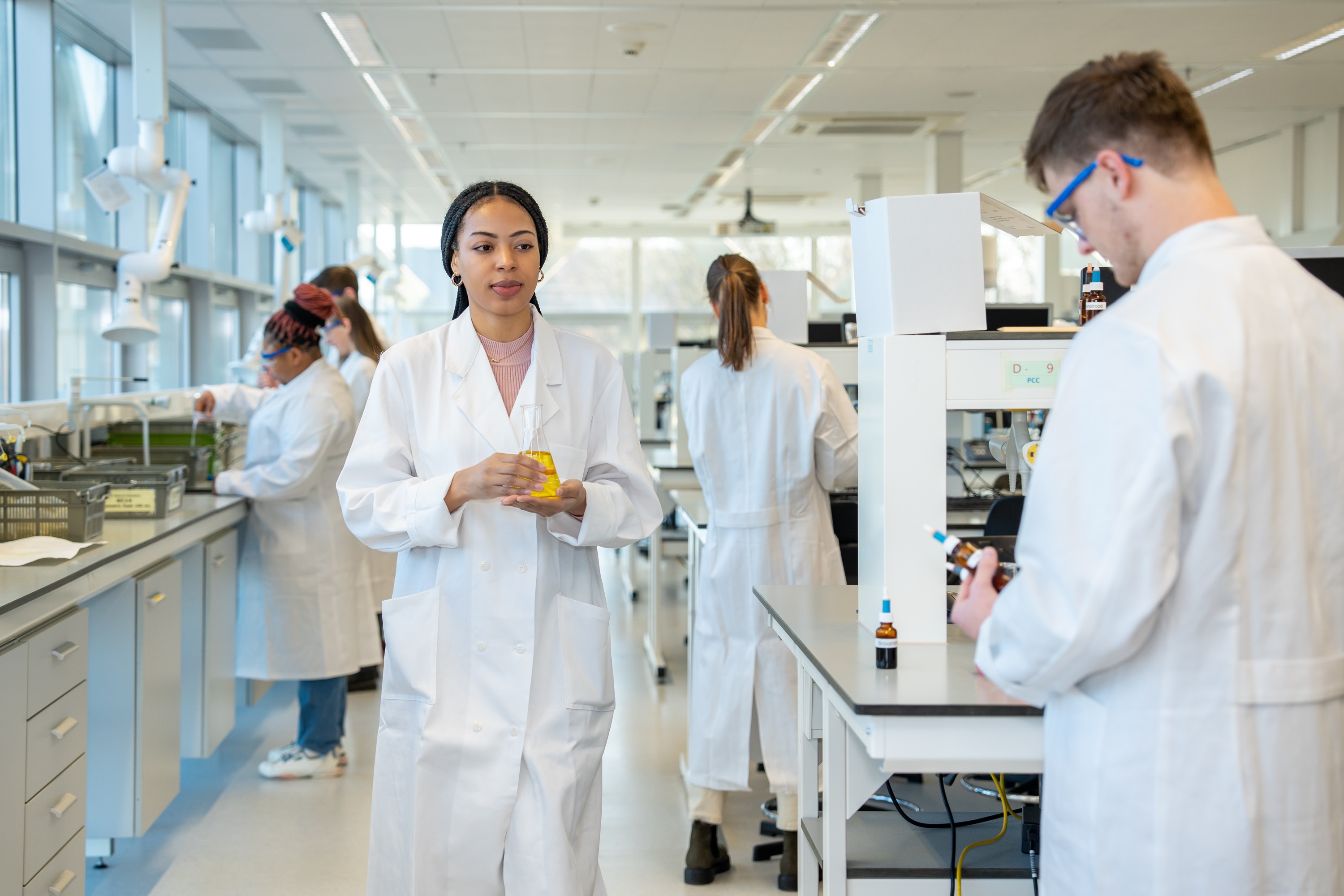 Student food technology in lab