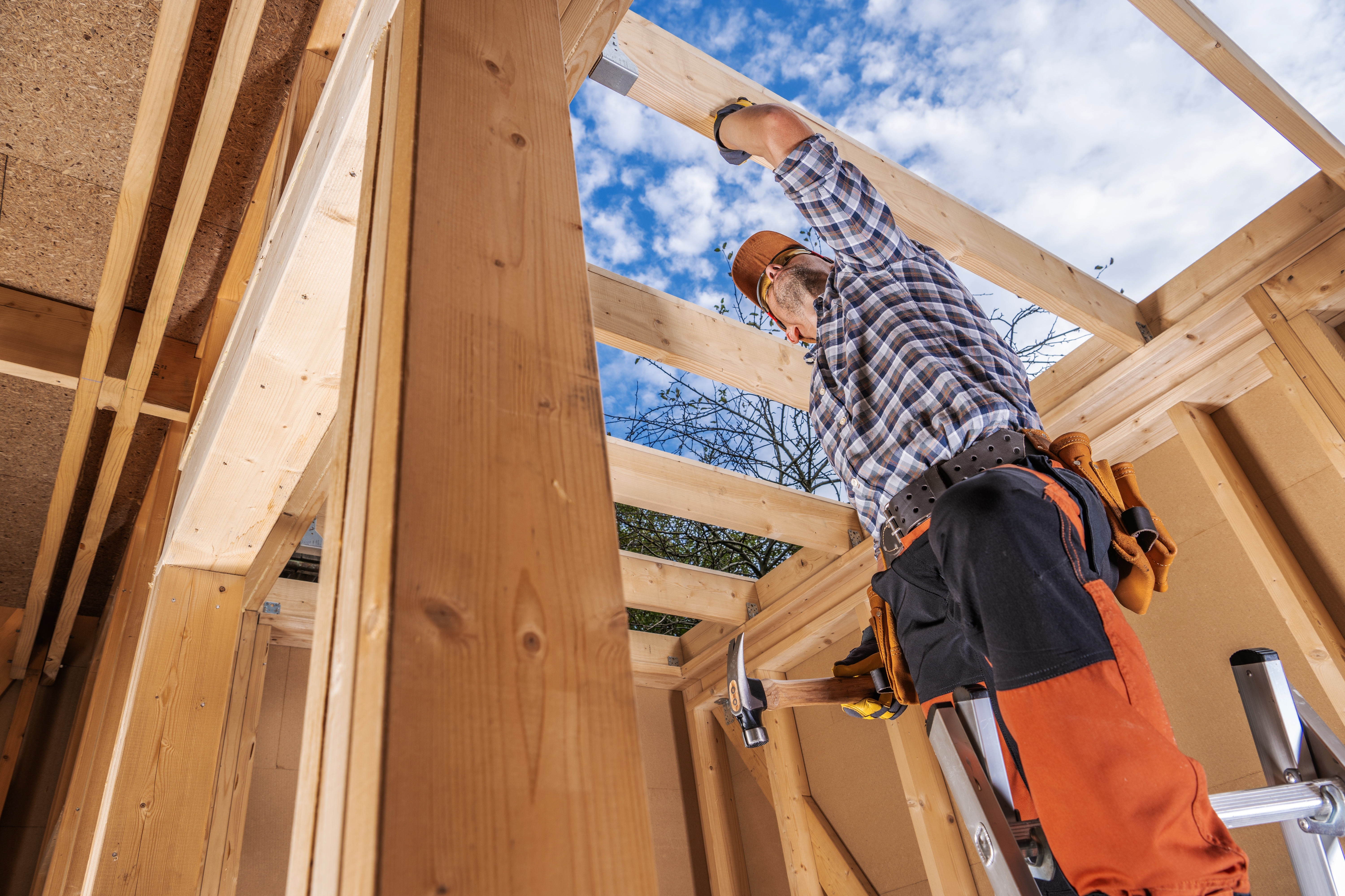 Timmerman bouwt een huis van hout