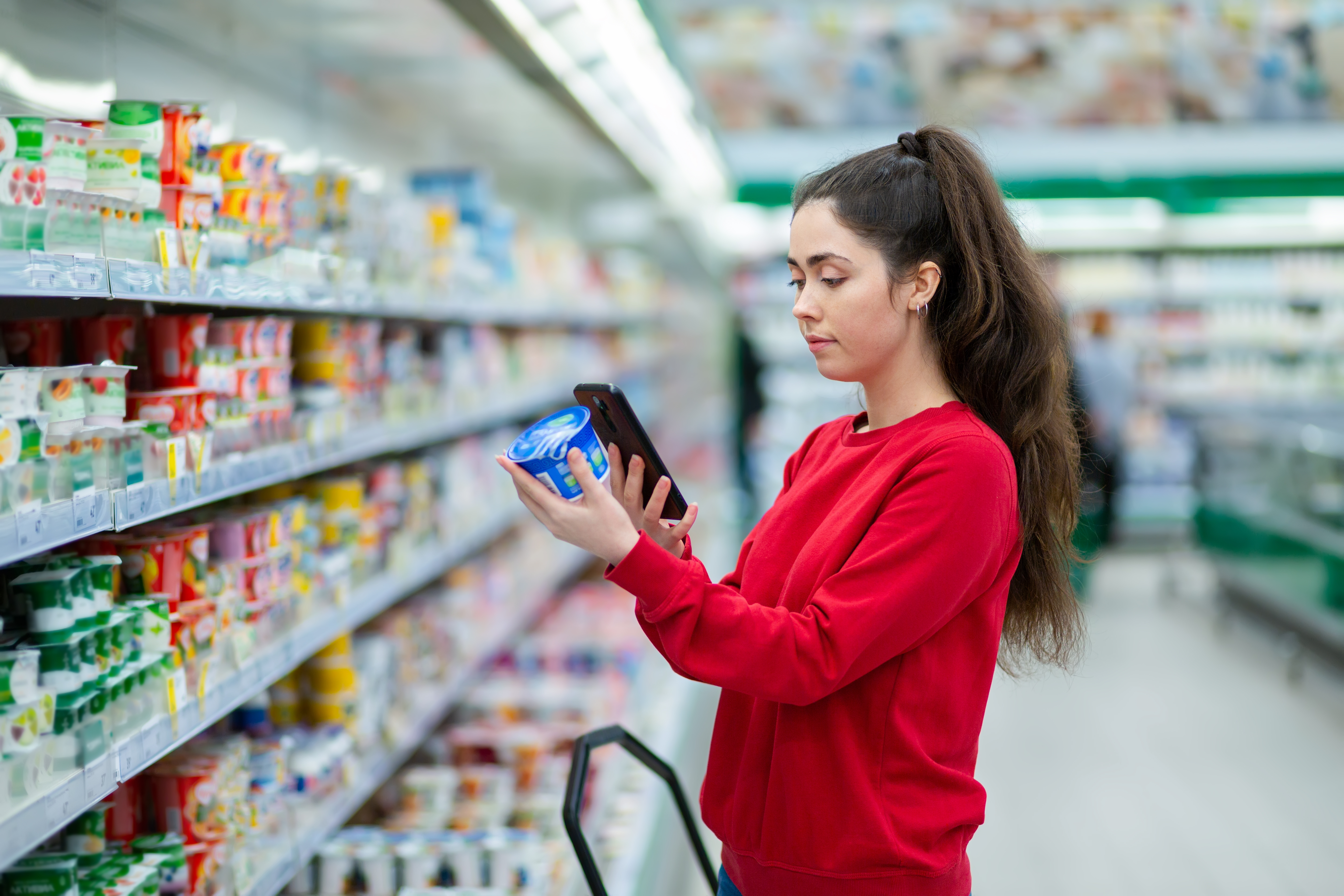 Vrouw scant product in supermarkt