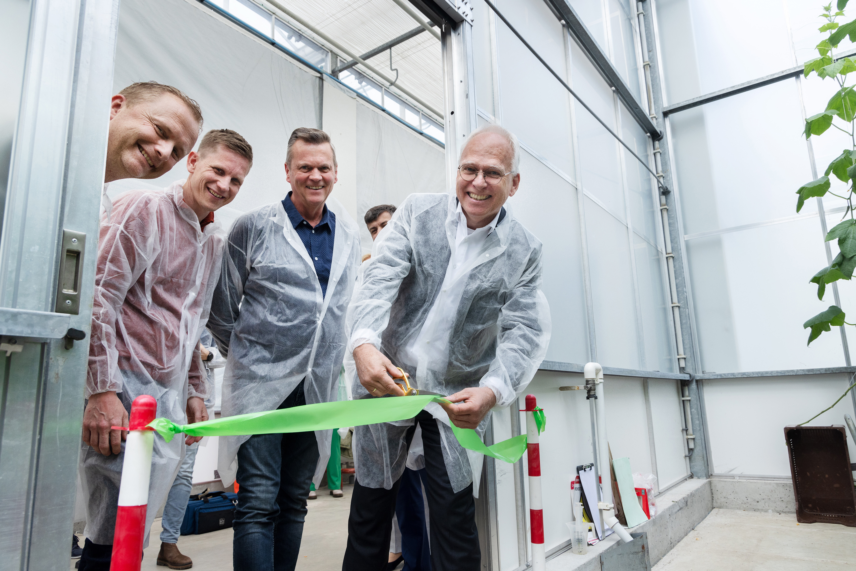 Minister Adema opent Innovation and Demonstration Center CO2 from outside air