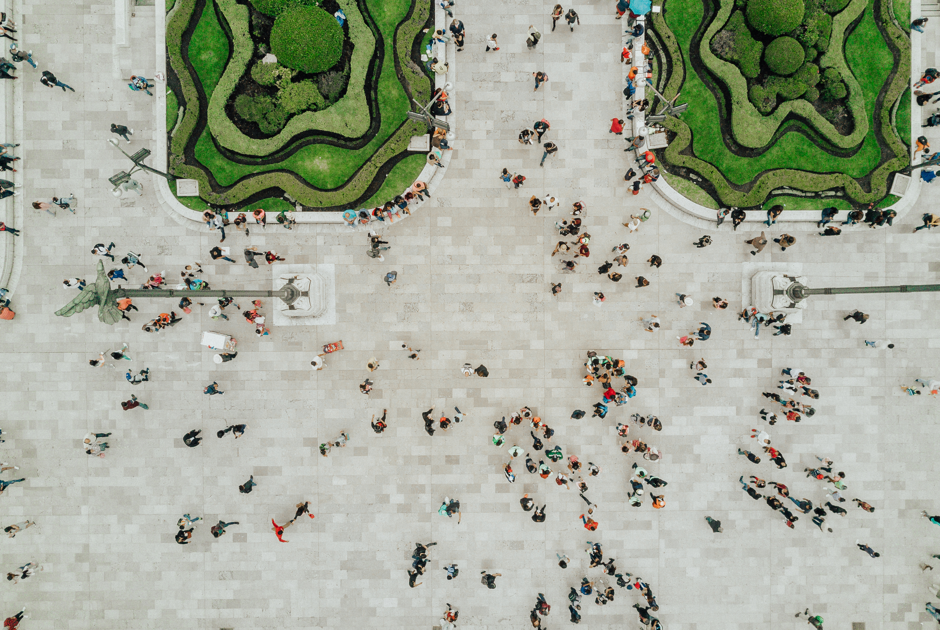 Luchtfoto van mensen die op een plein lopen.