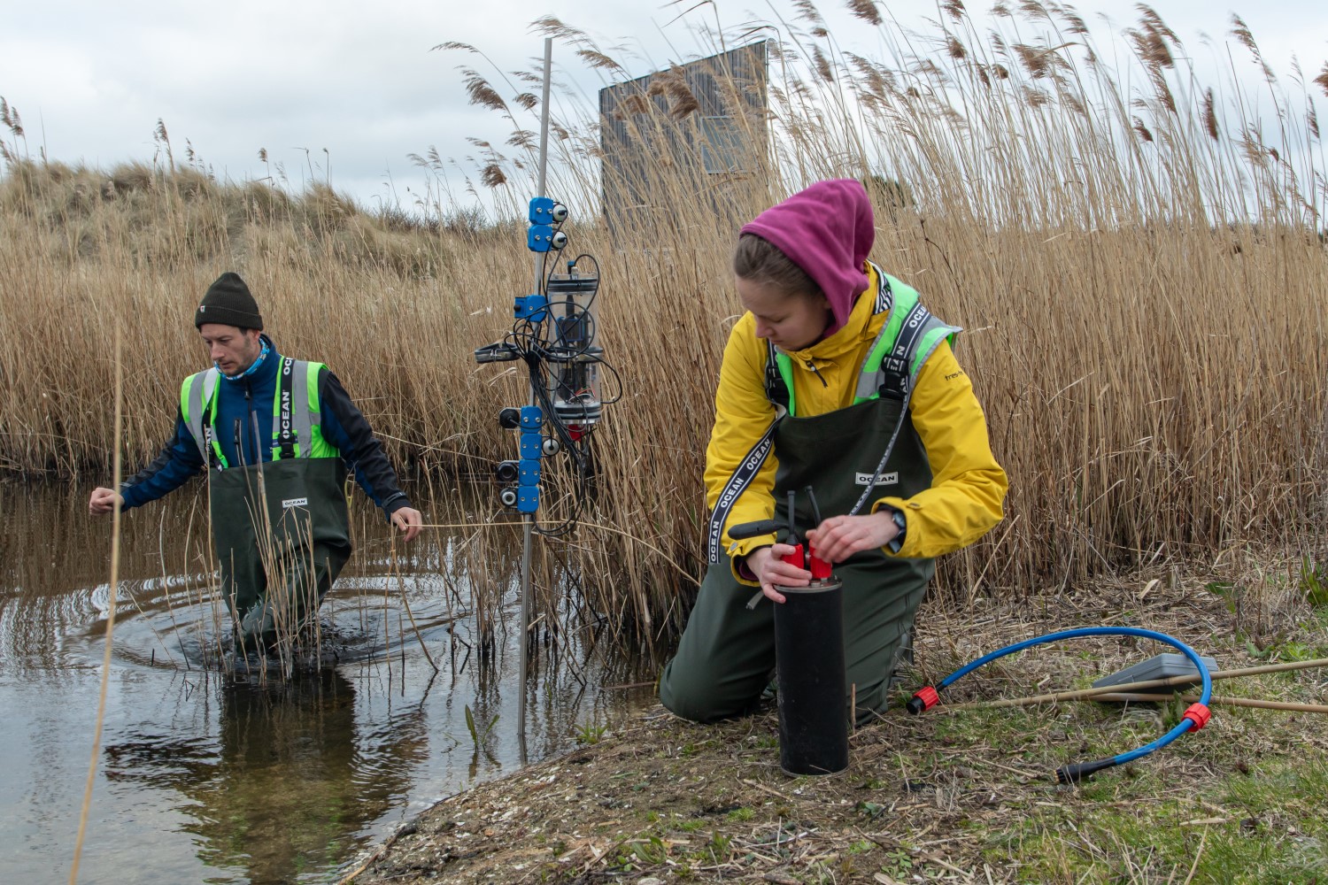 De onderwatercamera wordt klaargezet