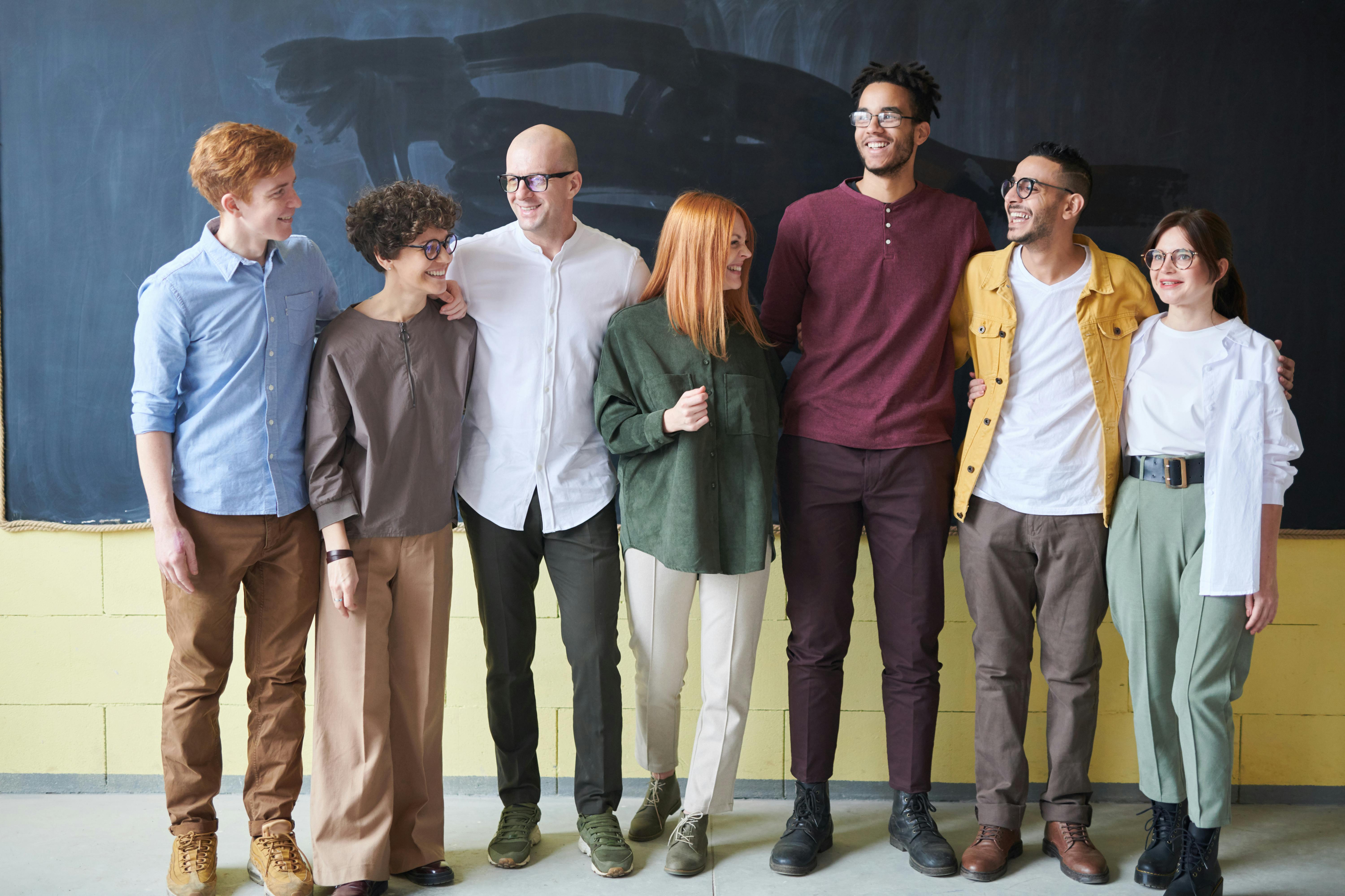 Diverse groep mensen op een rij
