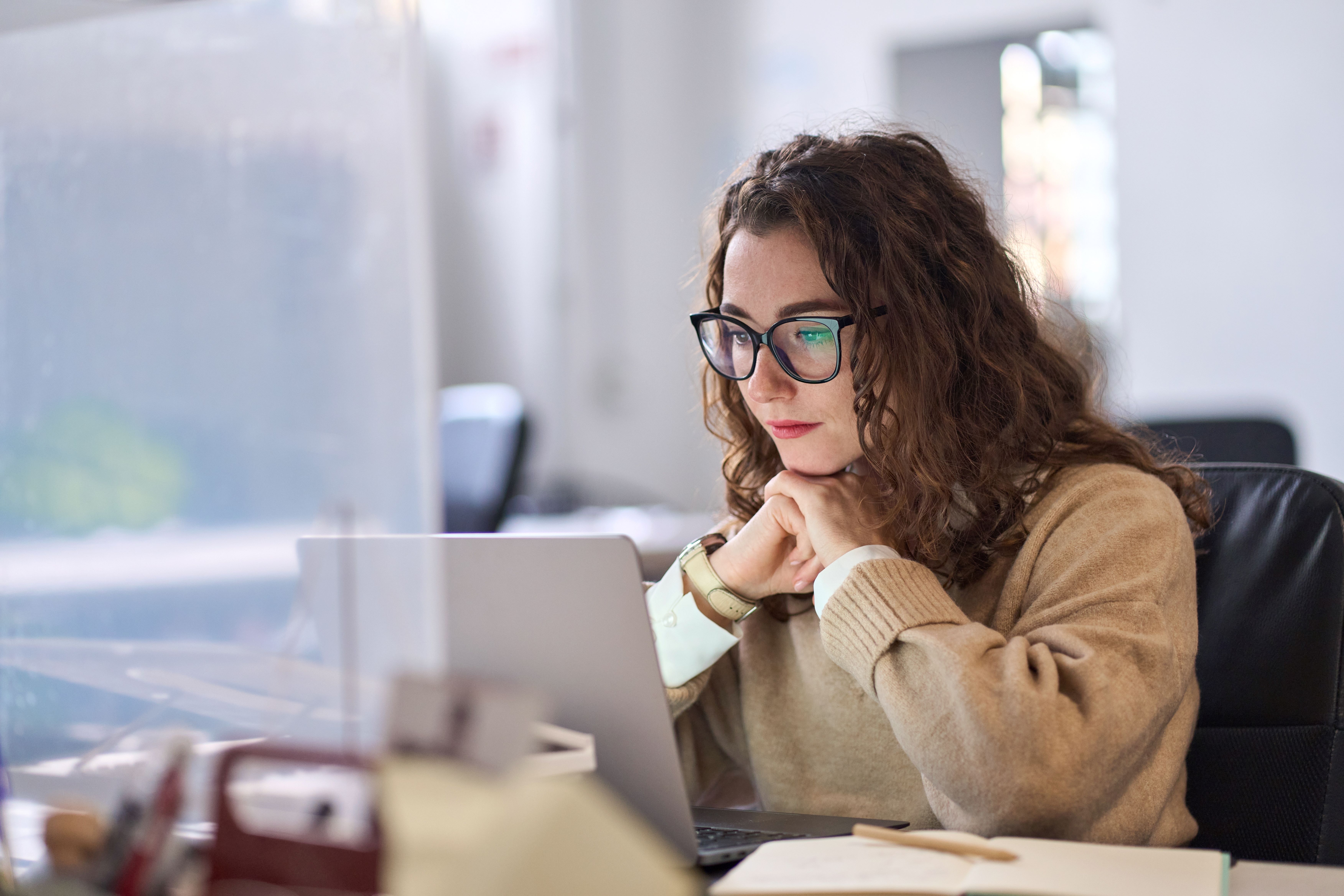 Vrouw werkt achter haar laptop