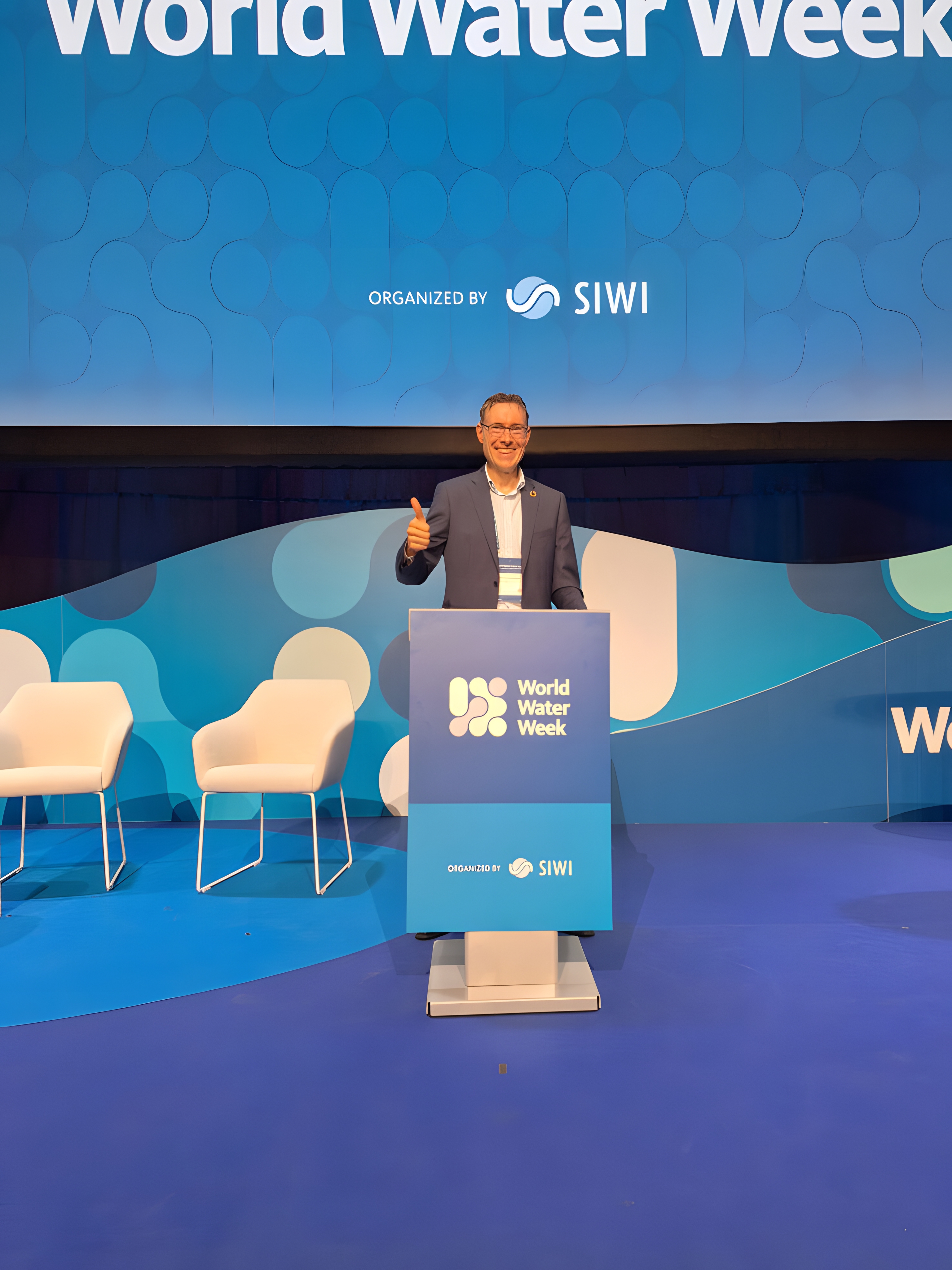 Een man staat achter de spreekstoel bij de World Water Week in Stockholm