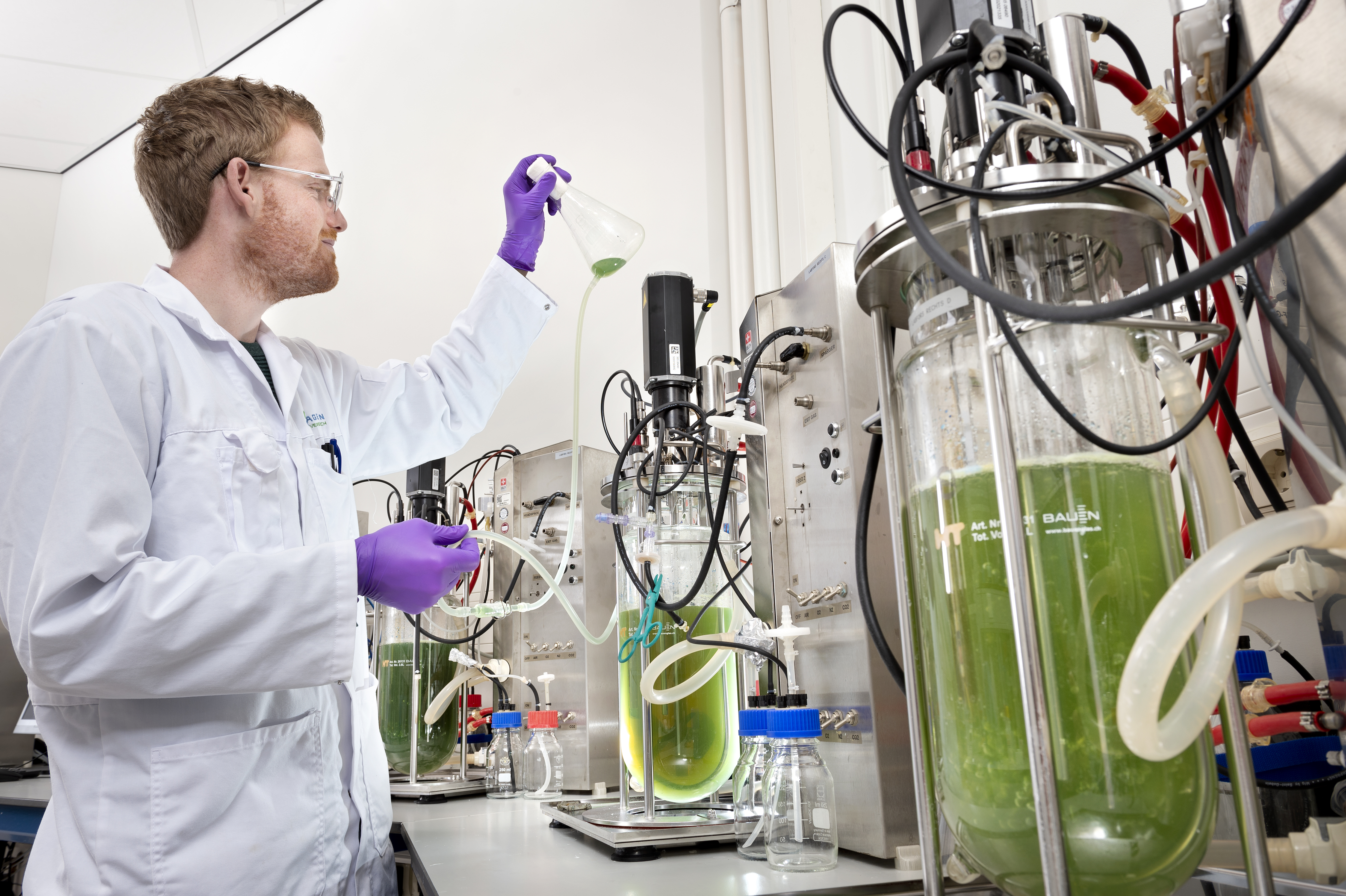 onderzoeker in fermentatie laboratorium