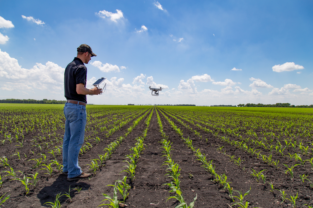 Boer op akker met drone