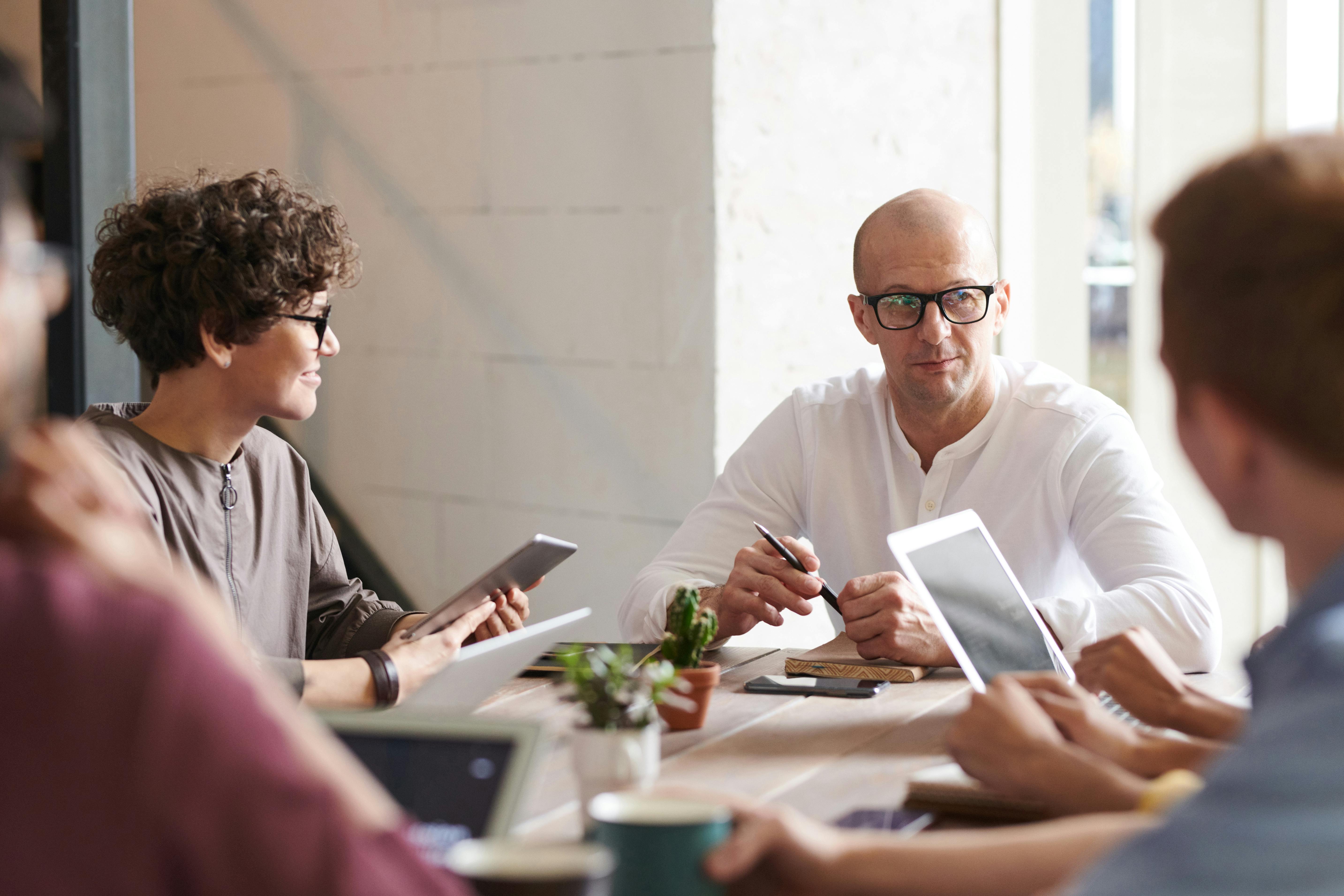 Mensen aan tafel in bespreking