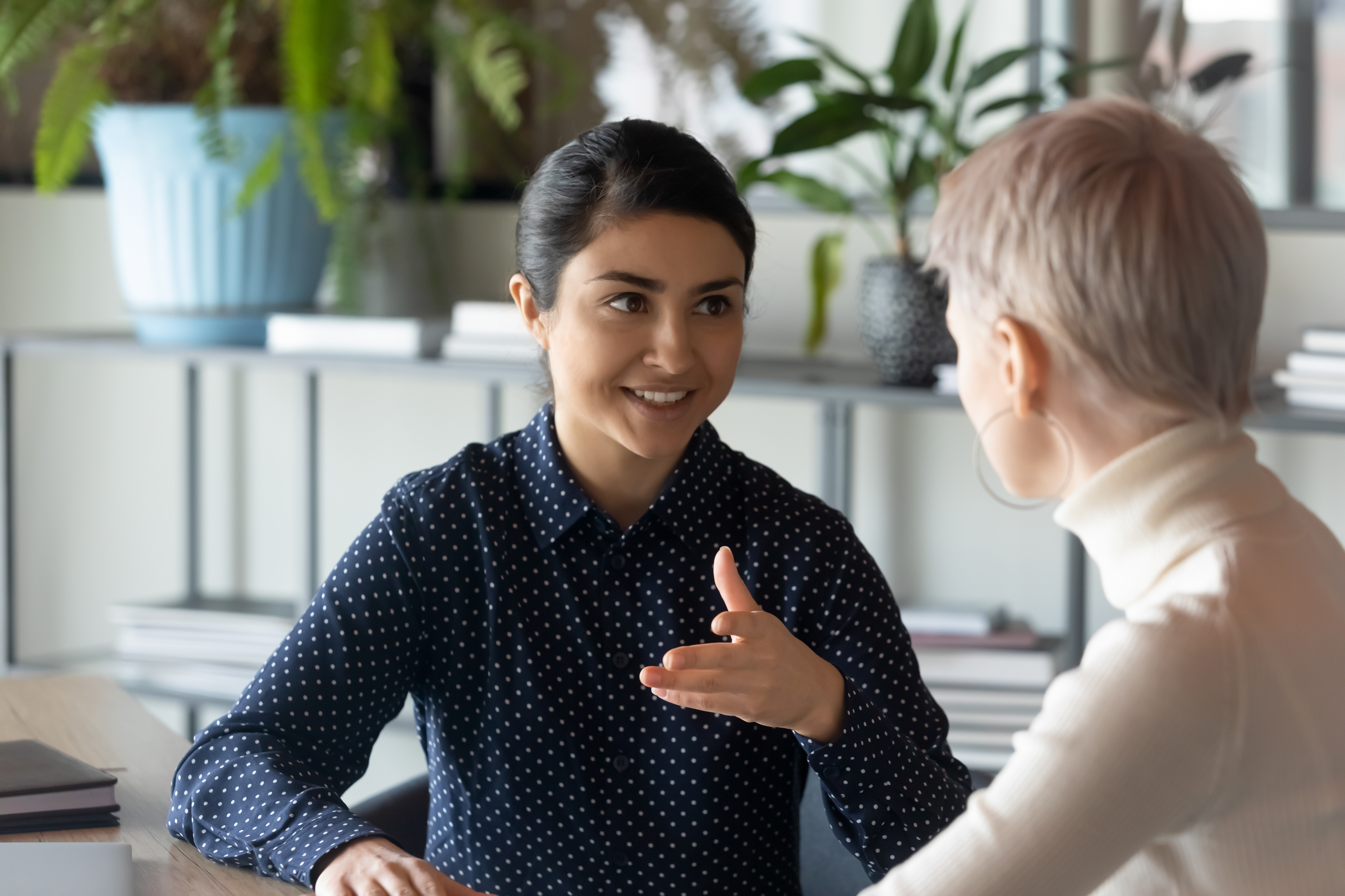 Twee vrouwen met elkaar in gesprek
