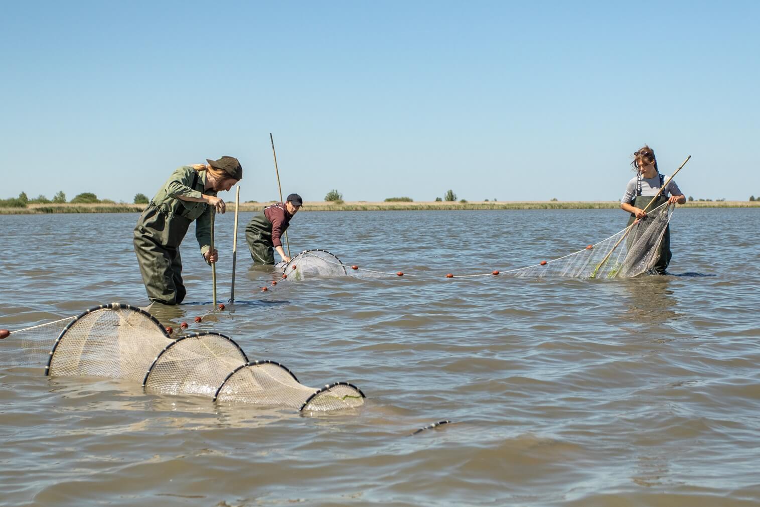 De Fuik wordt in het water gezet
