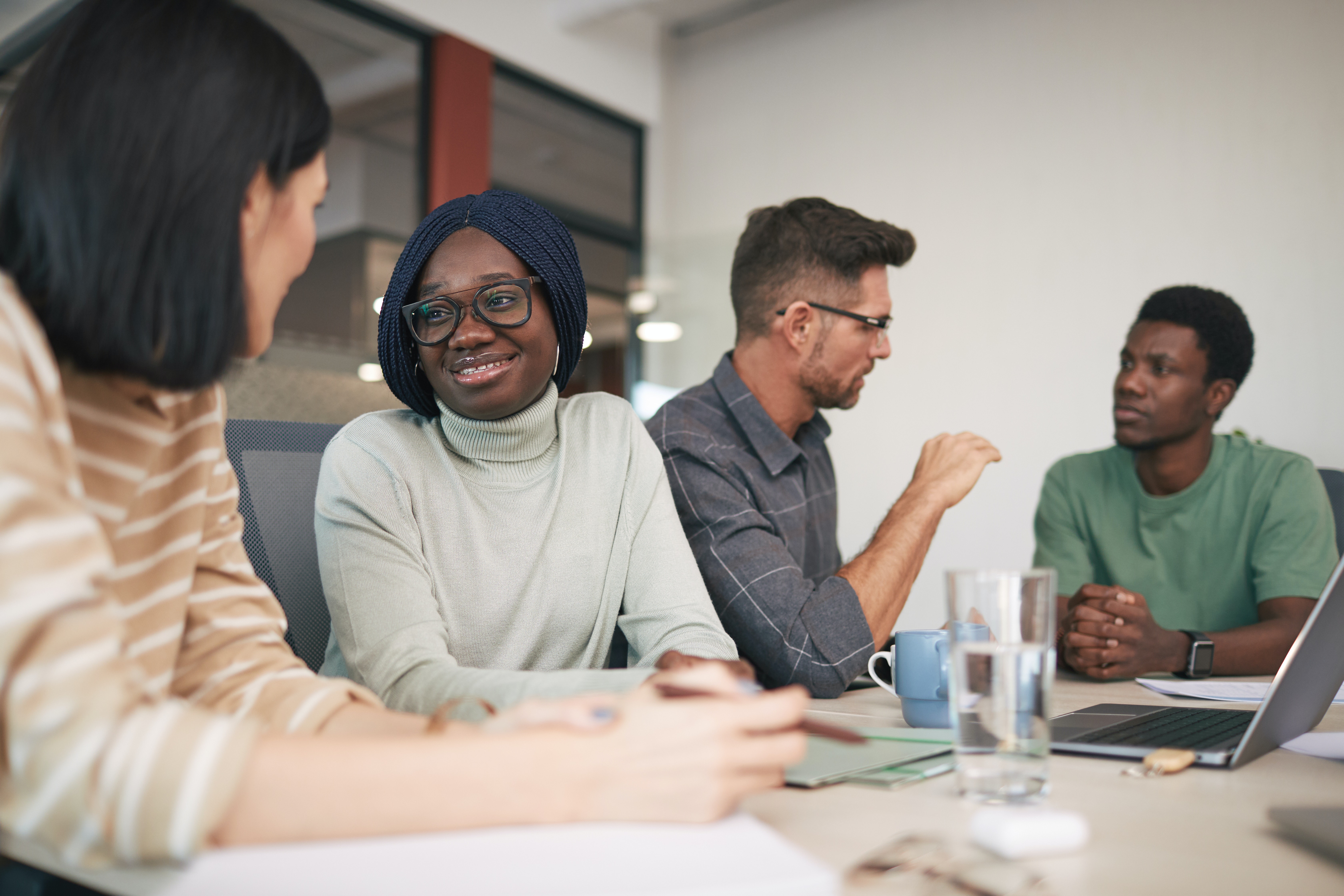 Vier mensen in gesprek tijdens een training