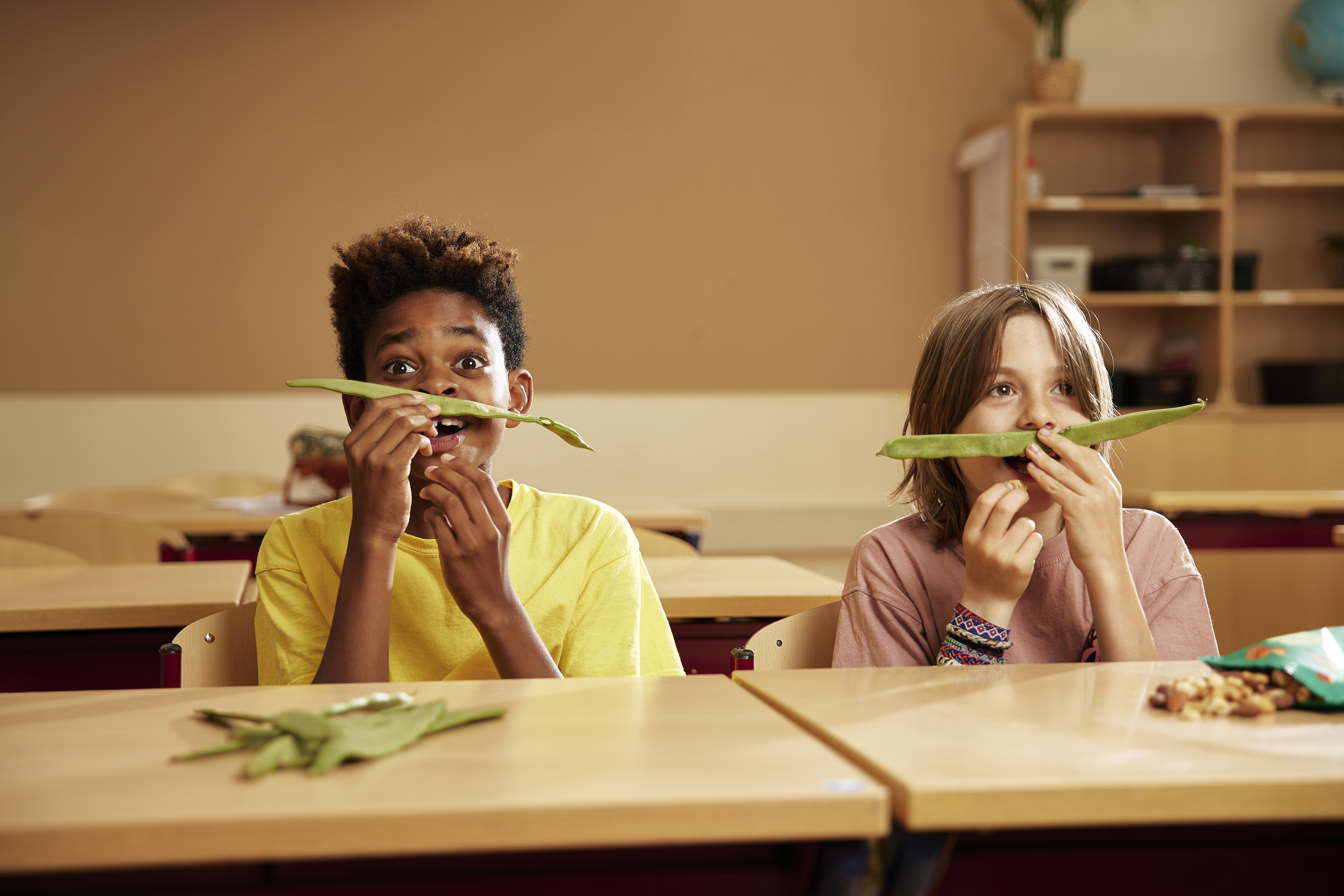 Kinderen leren spelenderwijs over groente op school.