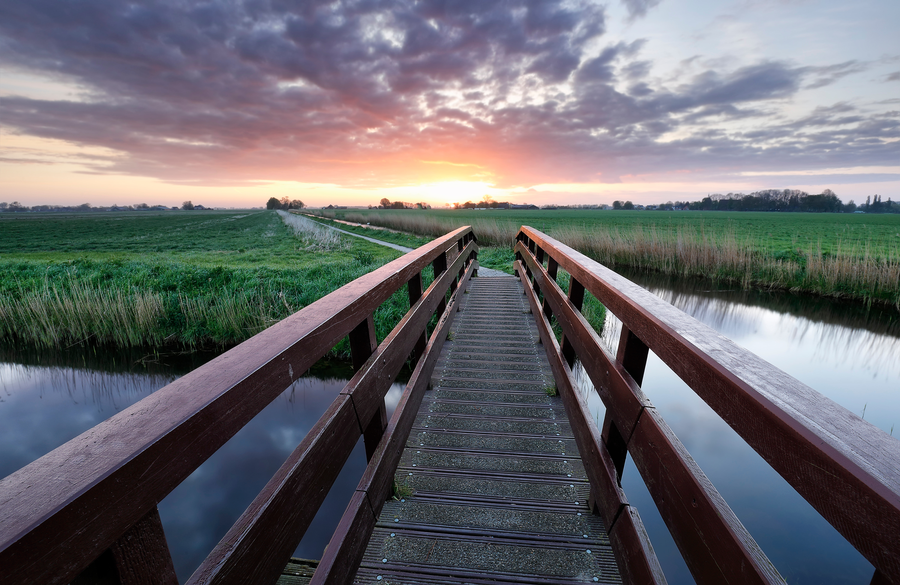 Loopbrug over een rivier
