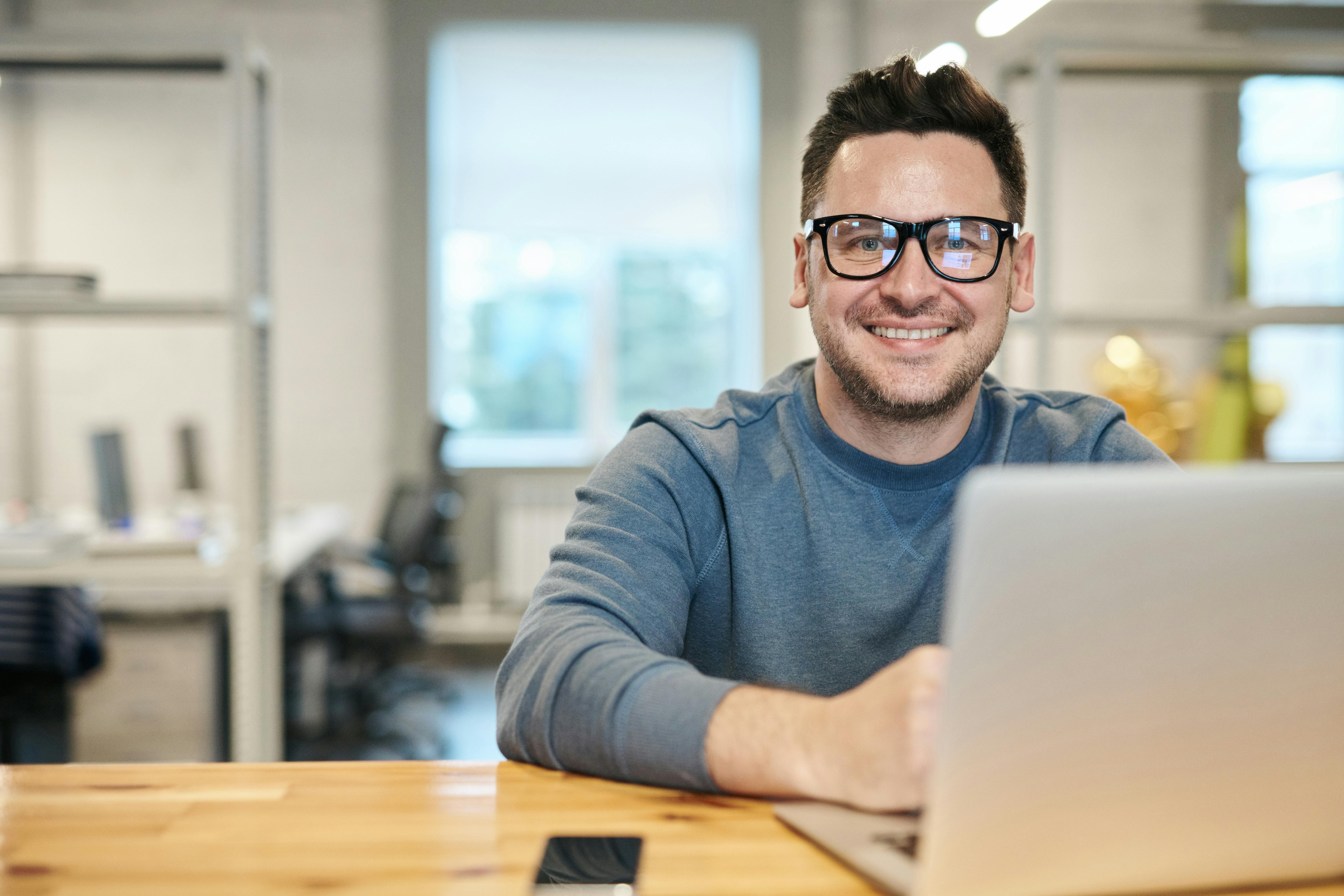 Man aan het schrijven op laptop