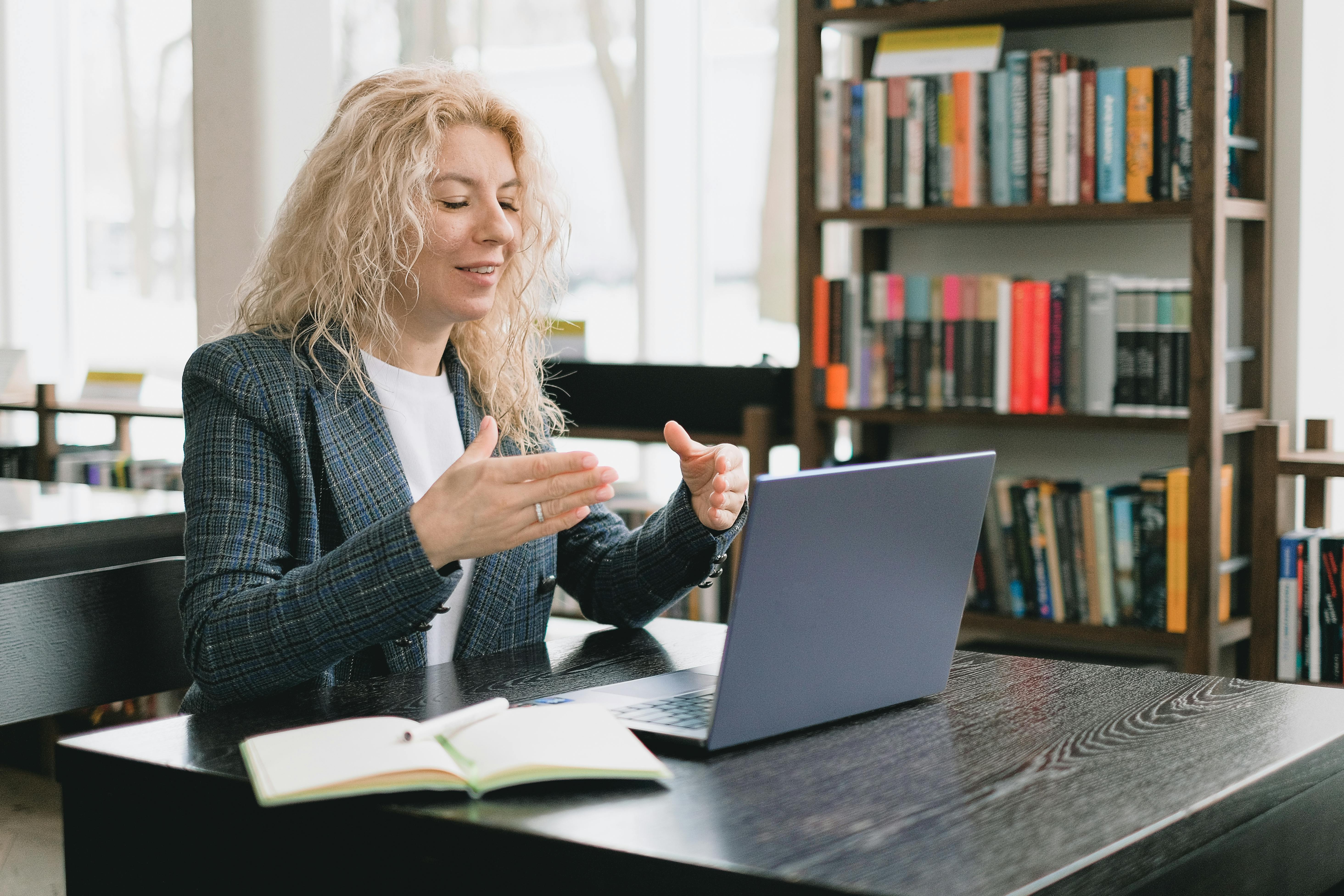 Vrouw praat tegen laptop