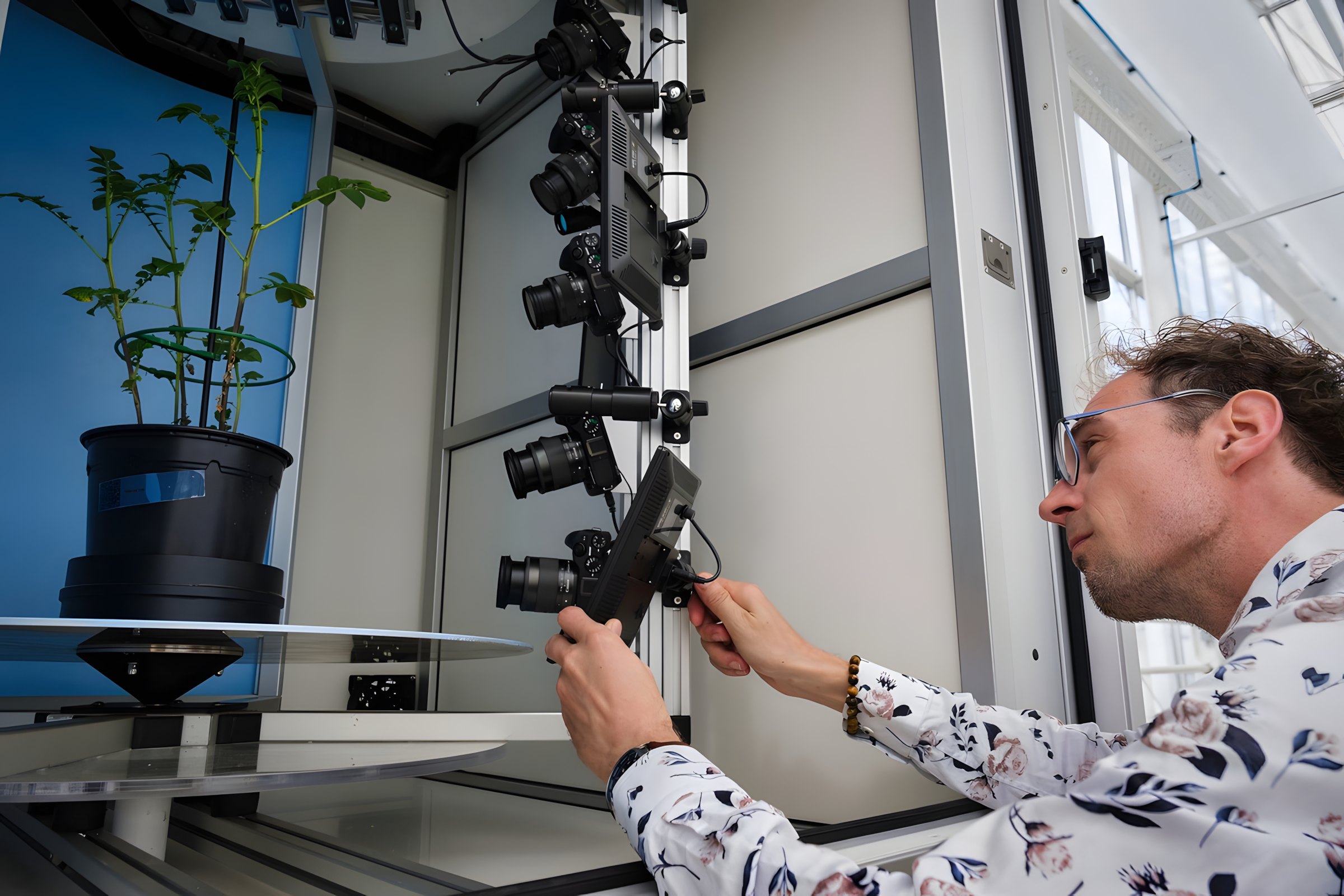 Researcher records plant growth with BABETTE
