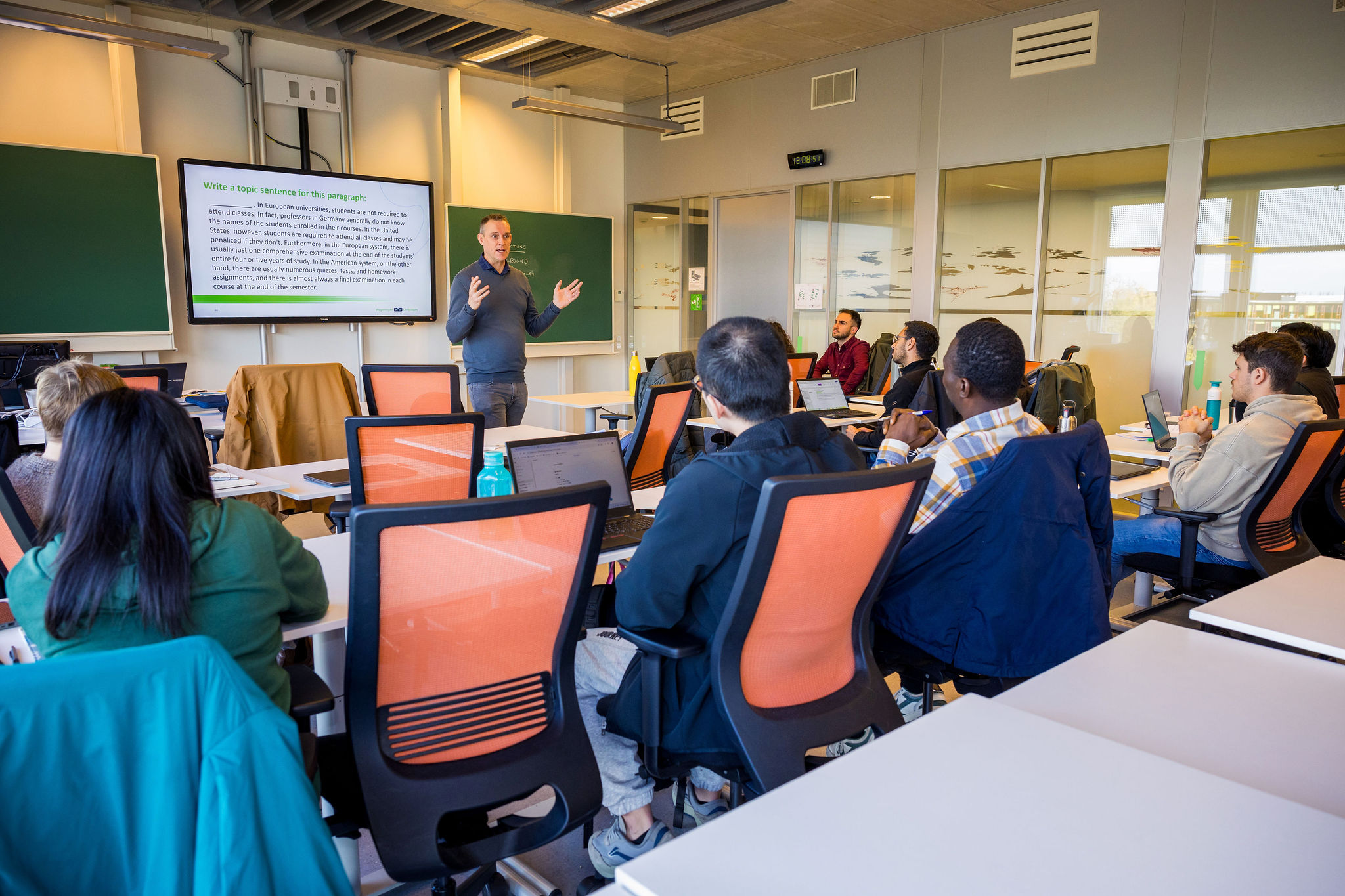 Docent praat voor een collegezaal