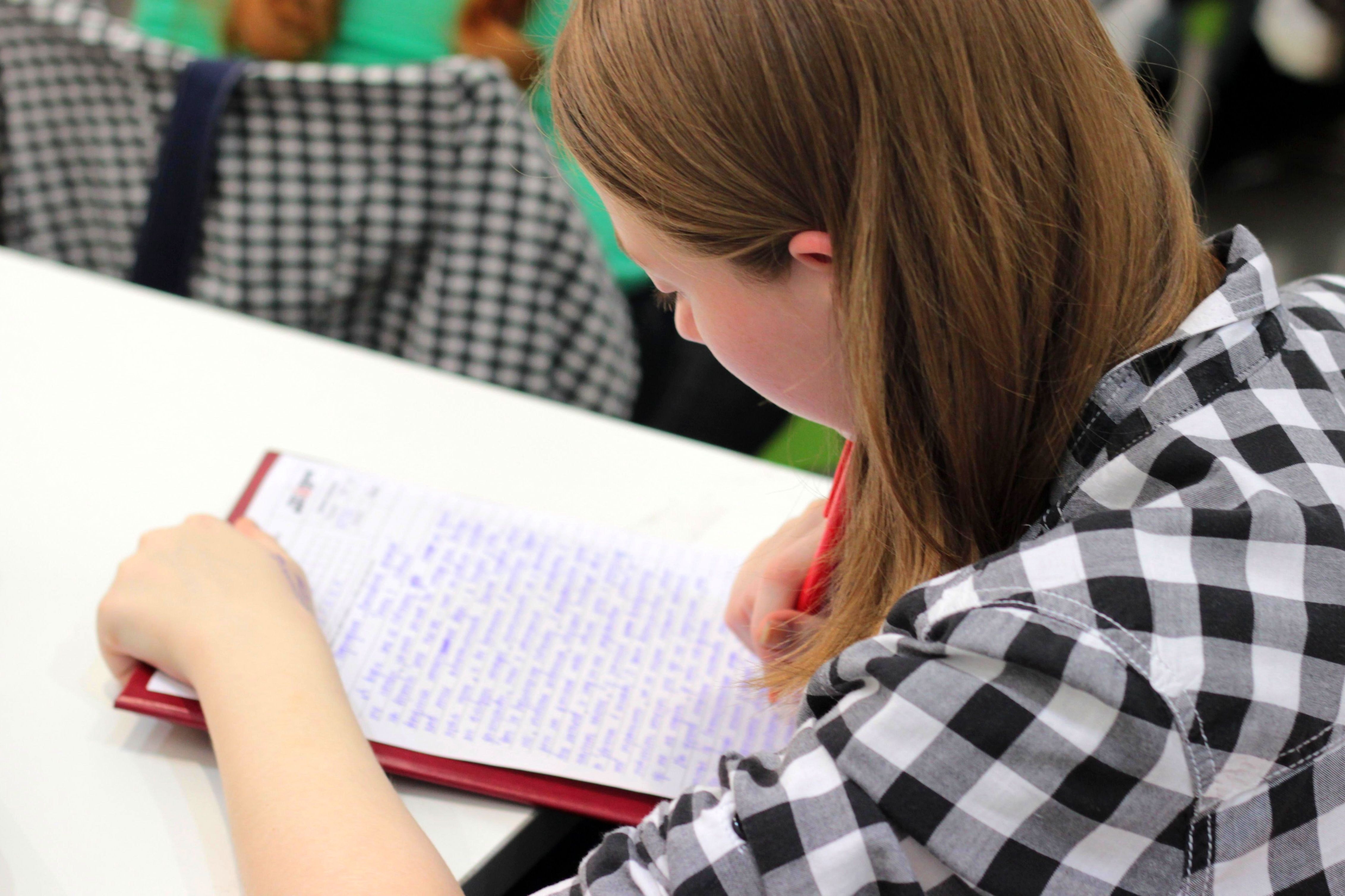 Vrouw schrijft essay