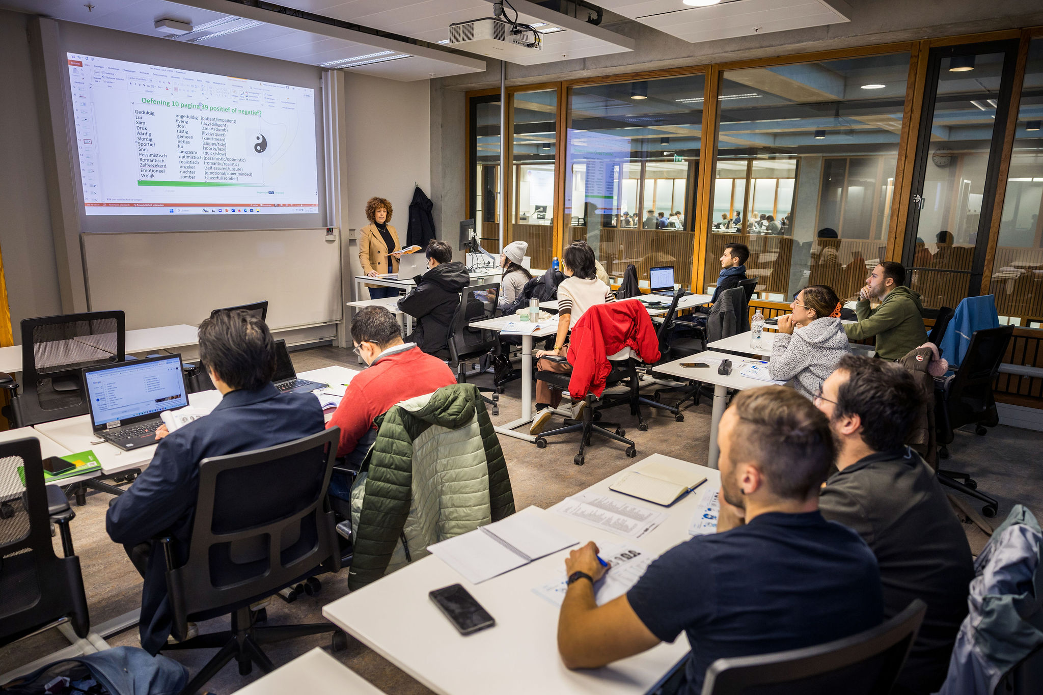 studenten in een werkcollege luisteren naar de docent